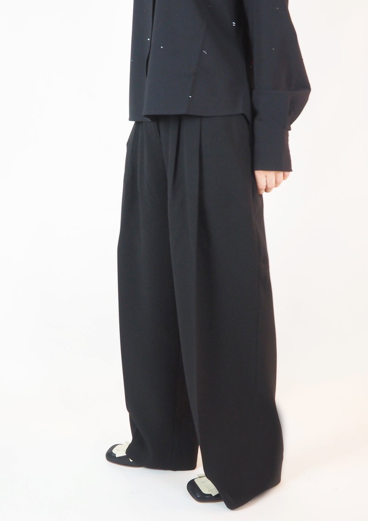 Fließend geschnittene schwarze Damenhose im Marlene-Stil aus Mischfaser