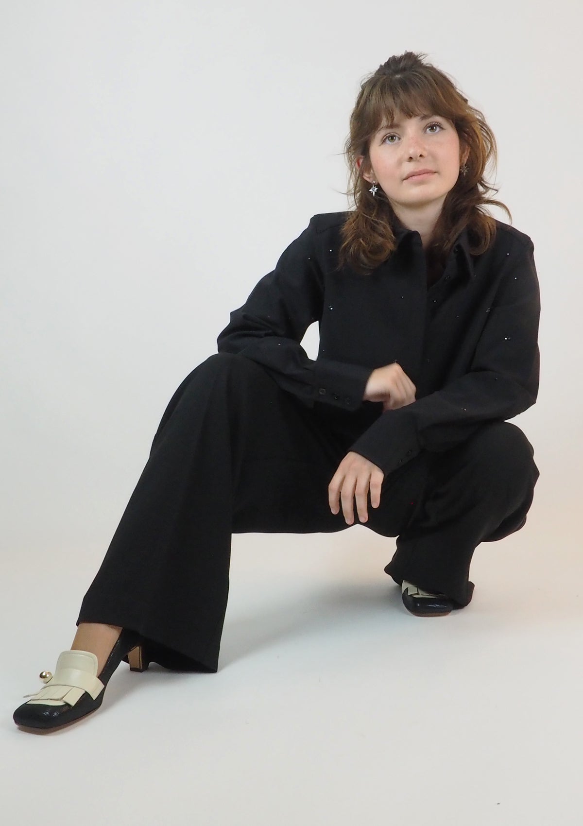 Fließend geschnittene schwarze Damenhose im Marlene-Stil aus Mischfaser
