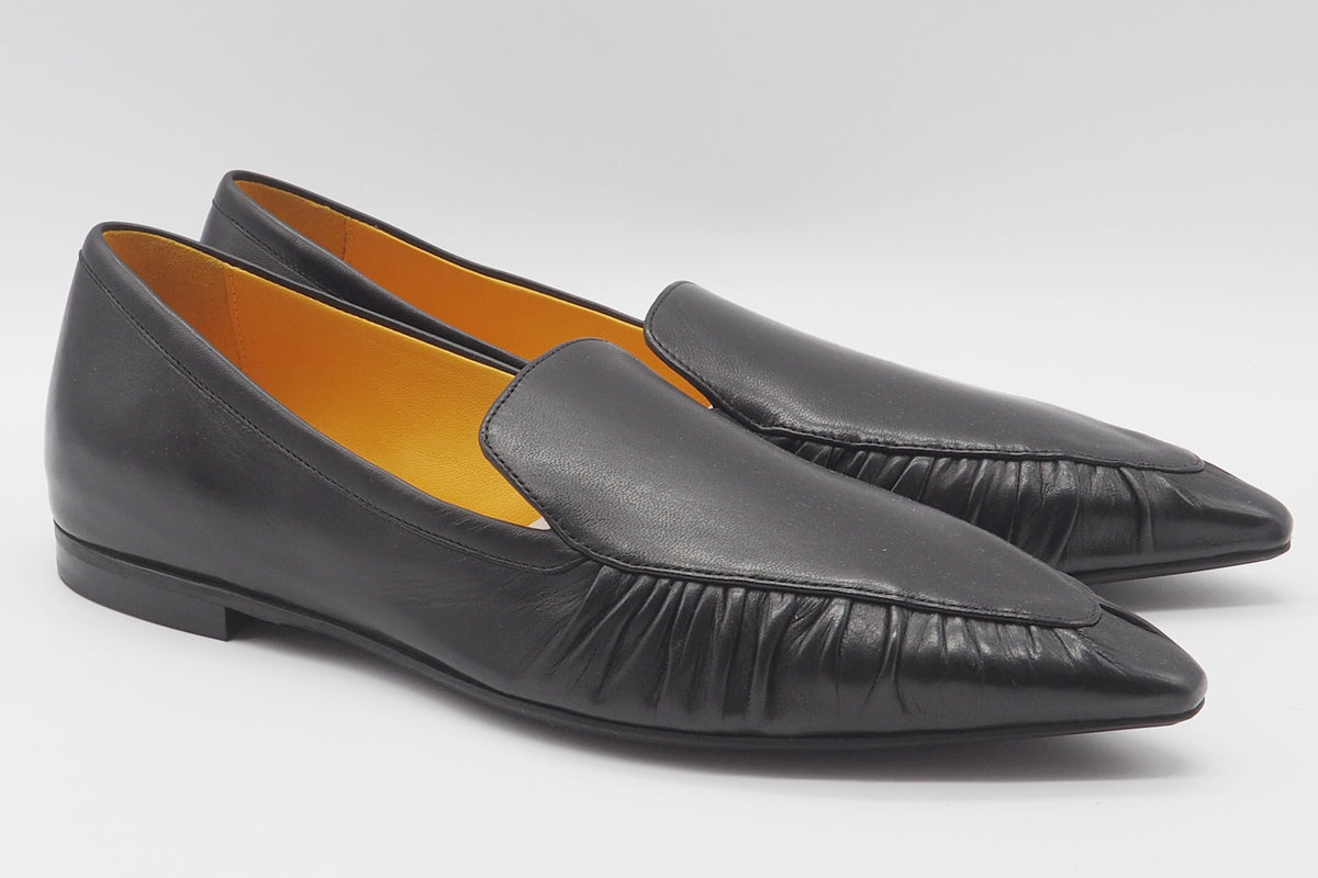 Spitz zulaufender Damen Loafer aus softem gerafftem Leder Schwarz - 2 cm