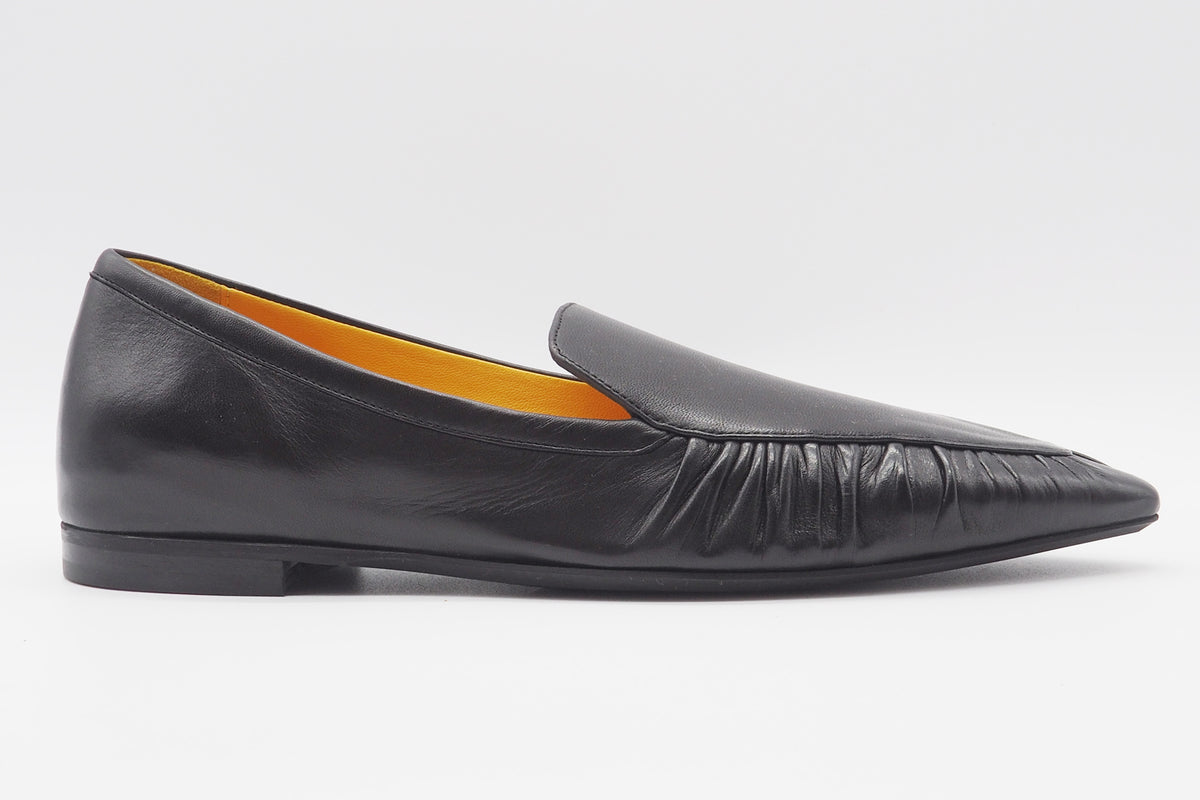 Spitz zulaufender Damen Loafer aus softem gerafftem Leder Schwarz - 2 cm
