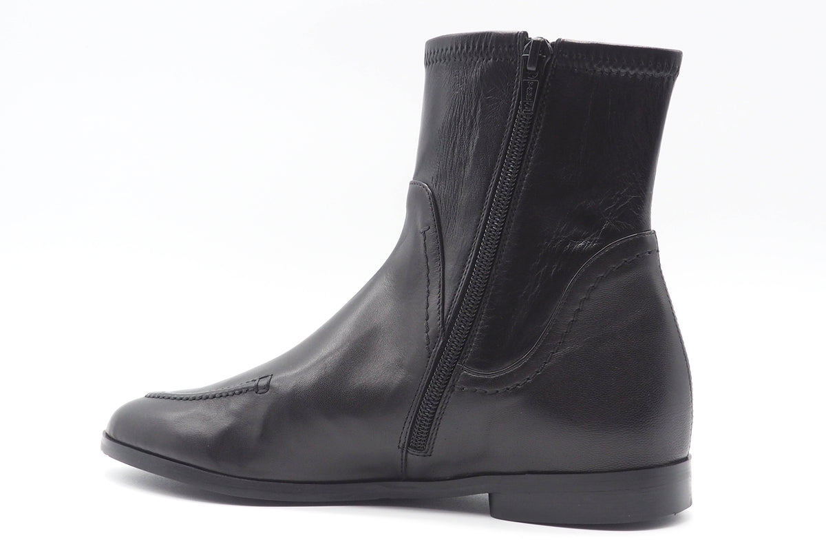 Damen Stiefelette im Moccassinstil aus anschmiegsamen Leder in Schwarz