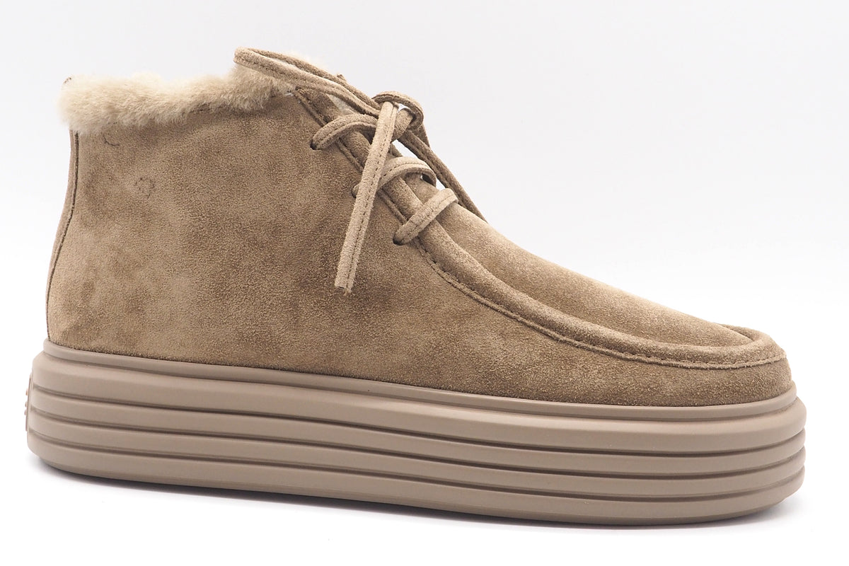 Damen Schnürboot aus Veloursleder in Carmel mit Lammfellfutter & Moccassinnaht