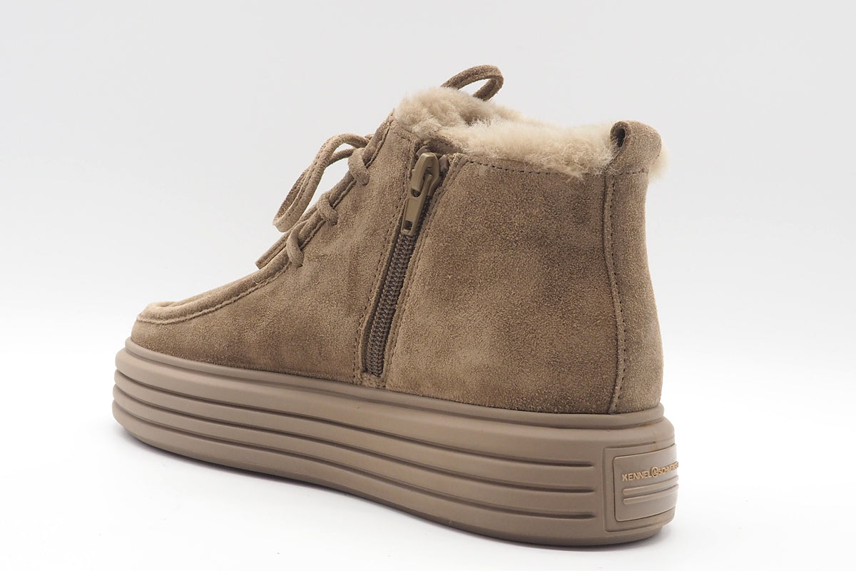 Damen Schnürboot aus Veloursleder in Carmel mit Lammfellfutter & Moccassinnaht