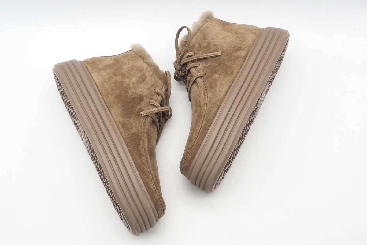 Damen Schnürboot aus Veloursleder in Carmel mit Lammfellfutter & Moccassinnaht
