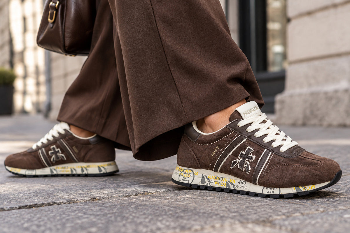 Damen Sneaker aus geprägtem Velours in Krokoptik in Dunkelbraun - Lucy