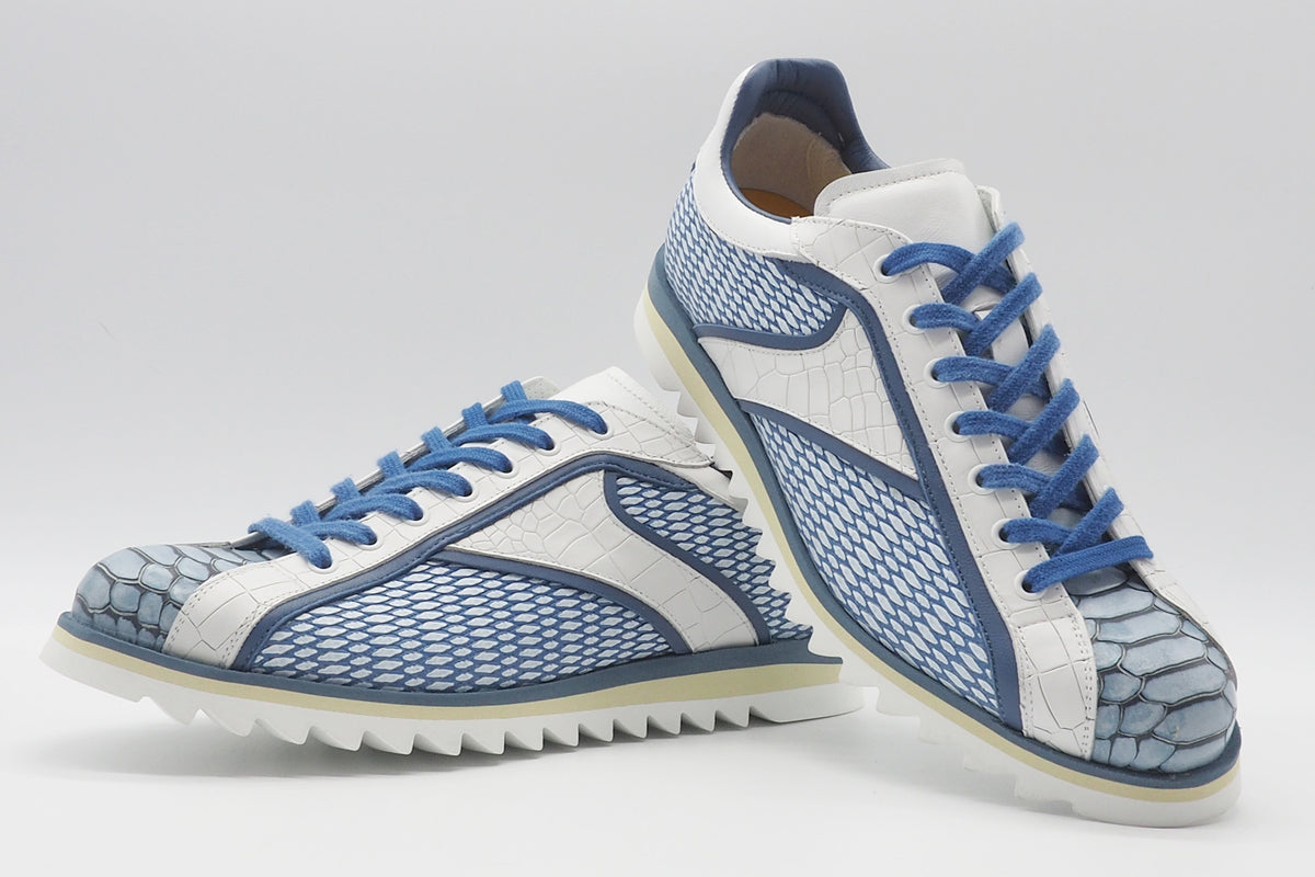 Extravaganter Herren Sneaker aus Leder in Weiß und Royalblau mit edler Prägung