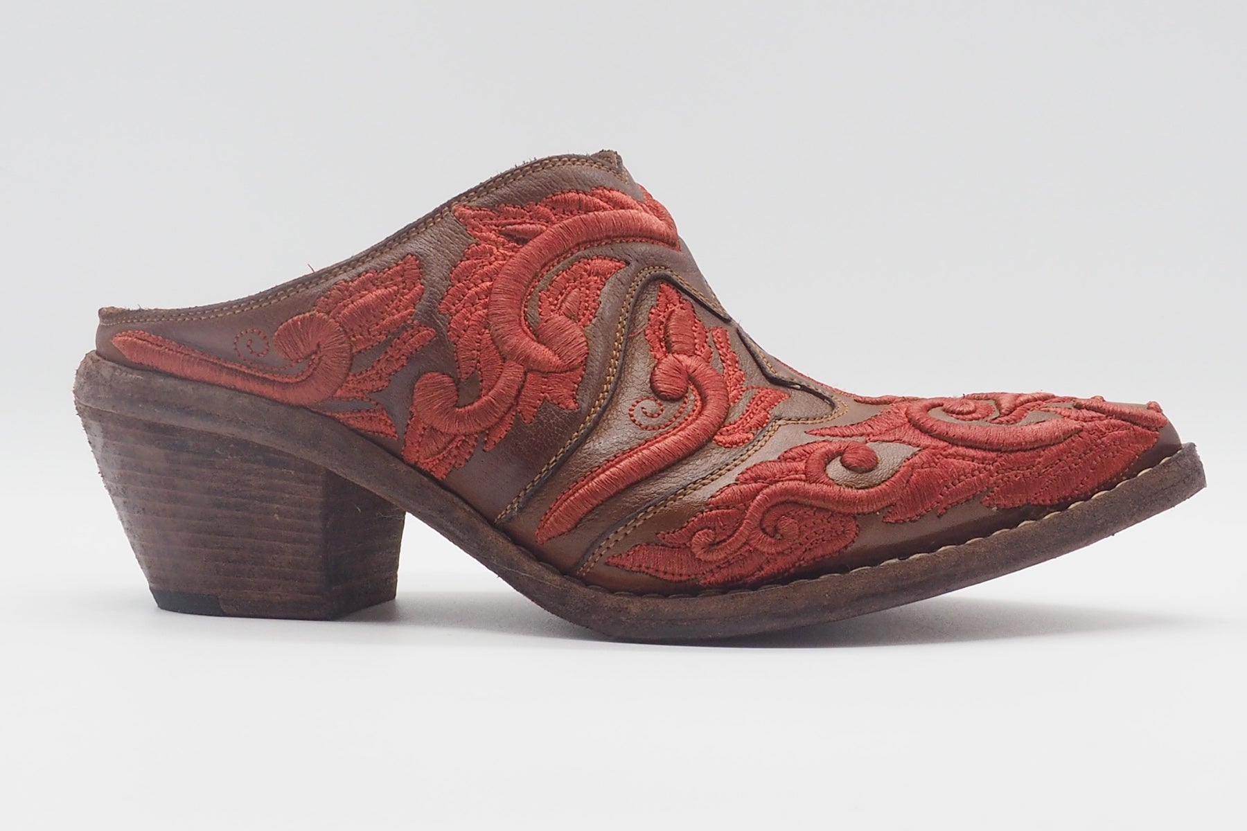 Aufwendig bestickter Damen Sabot im Westernstil in Leder - Rostbraun - 6cm Damen Mules & Sabots Fauzian Jeunesse