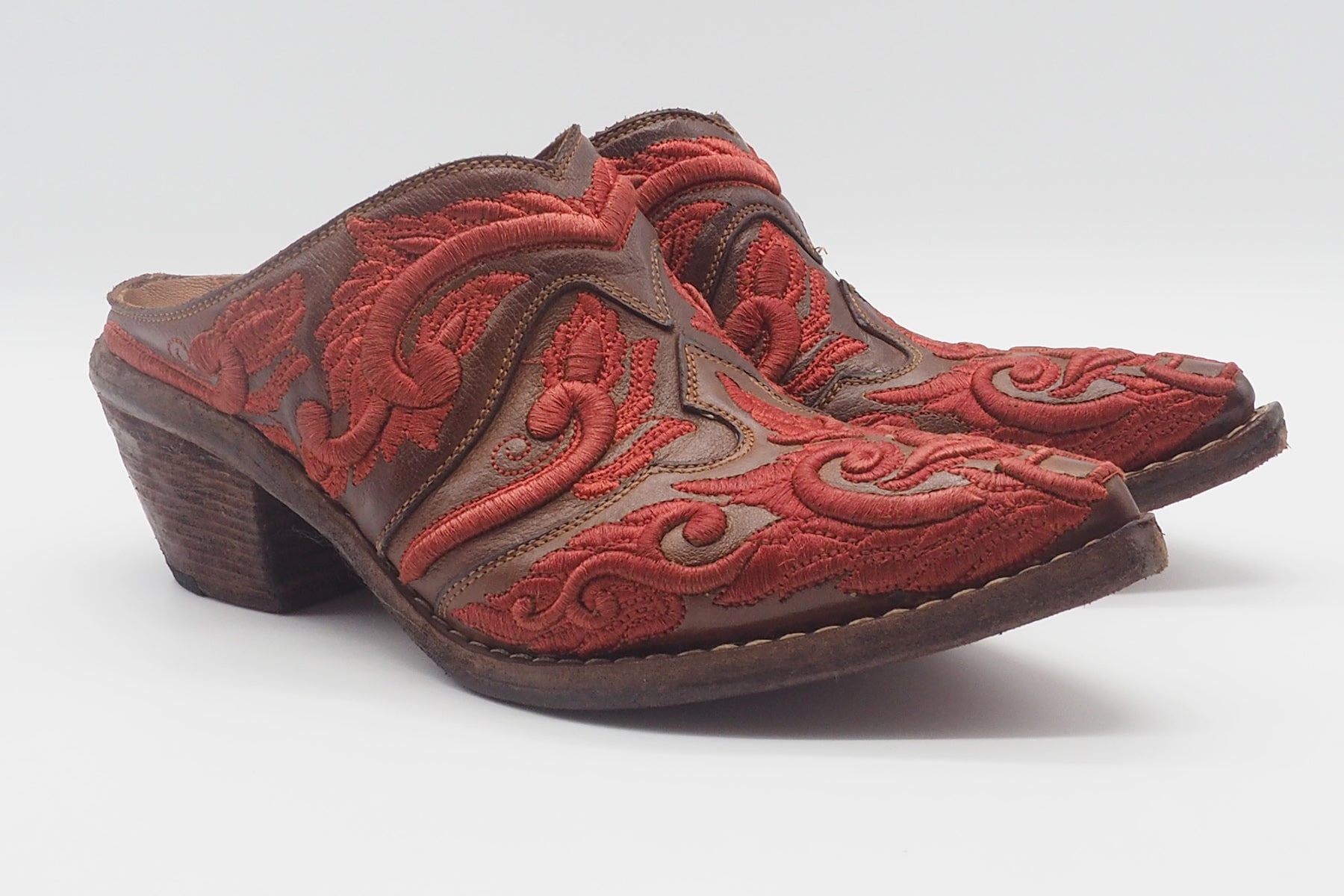 Aufwendig bestickter Damen Sabot im Westernstil in Leder - Rostbraun - 6cm Damen Mules & Sabots Fauzian Jeunesse