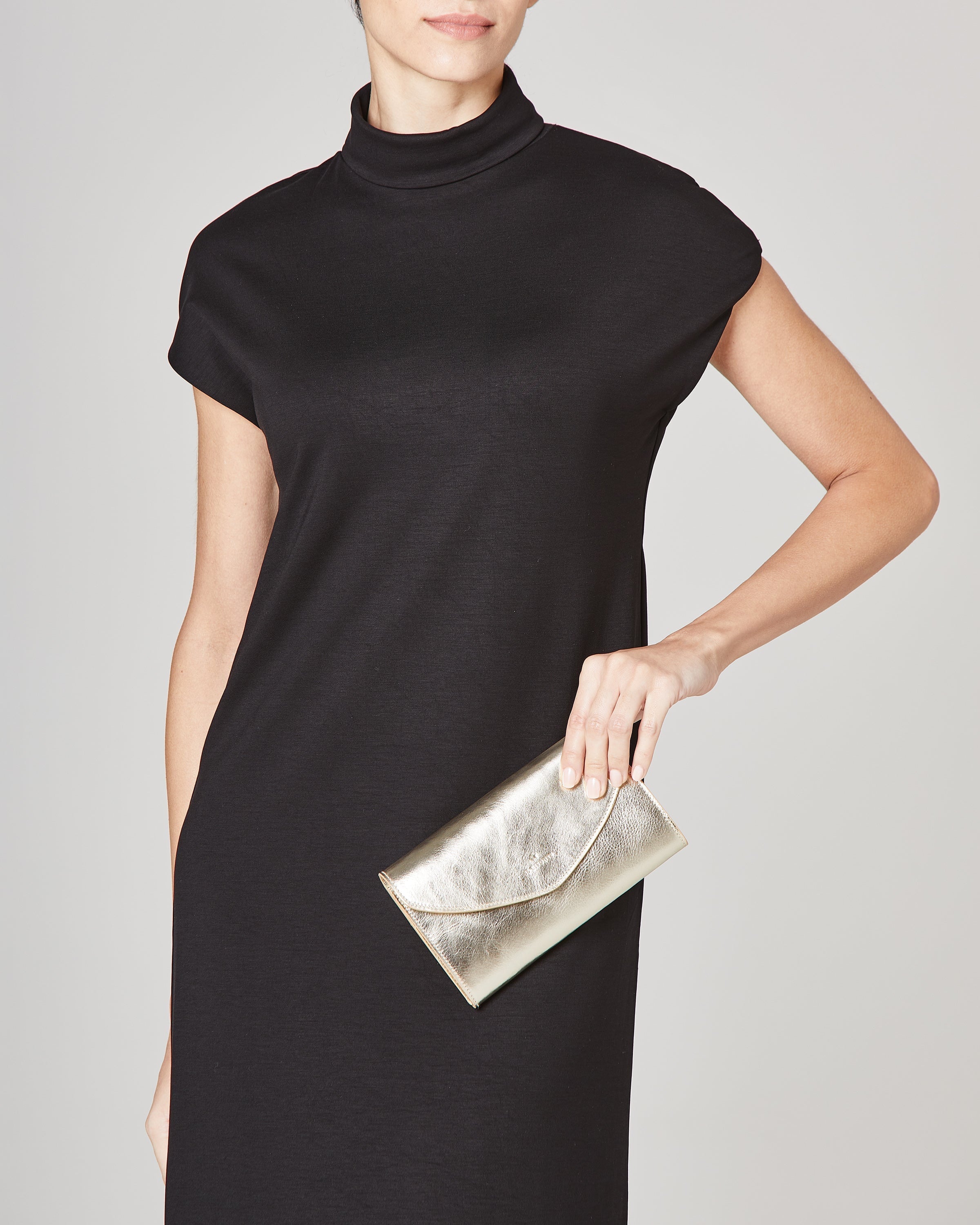 Clutch & Crossbodybag aus laminiertem Naturleder in Platingold Taschen Clutches Il Bisonte