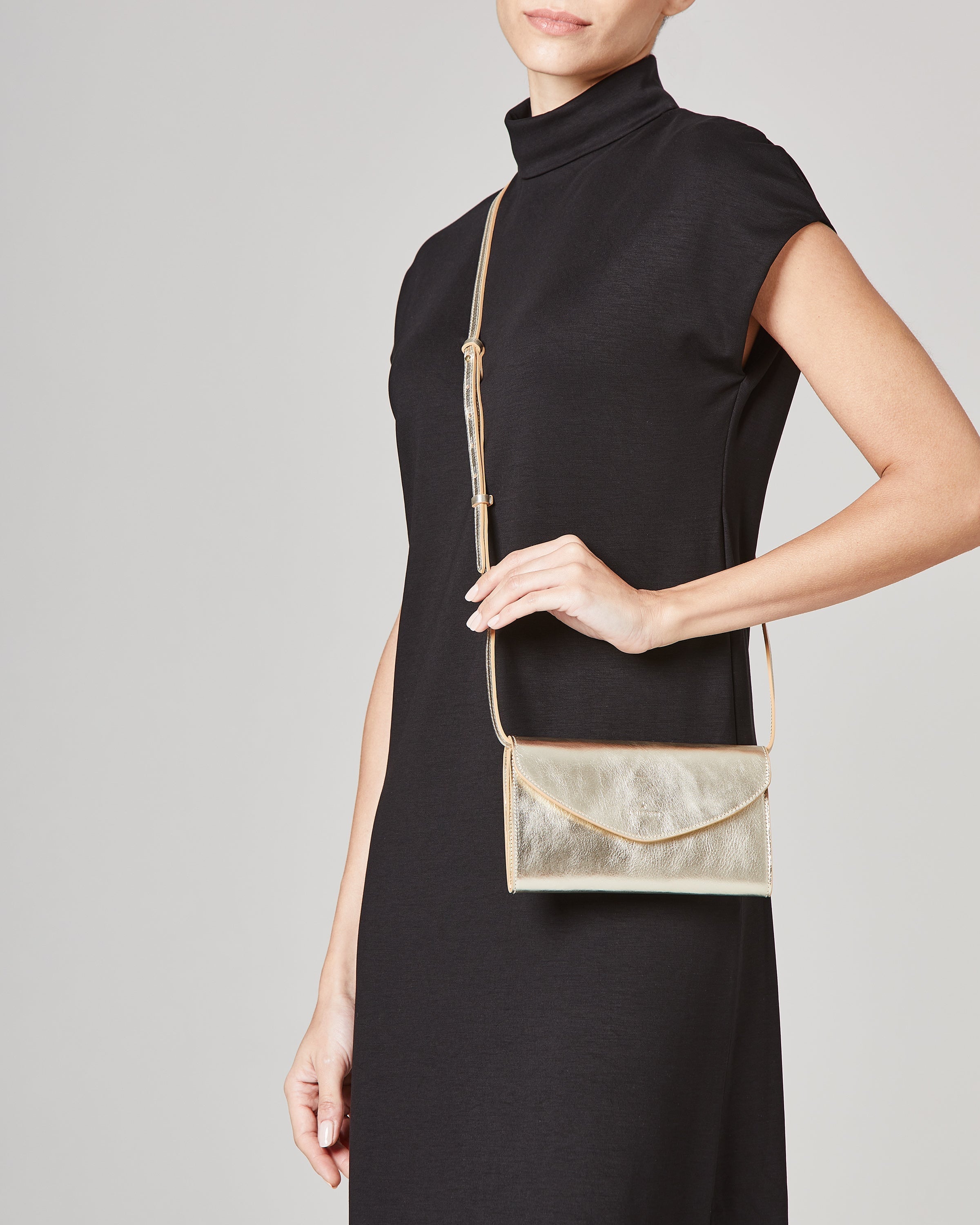 Clutch & Crossbodybag aus laminiertem Naturleder in Platingold Taschen Clutches Il Bisonte