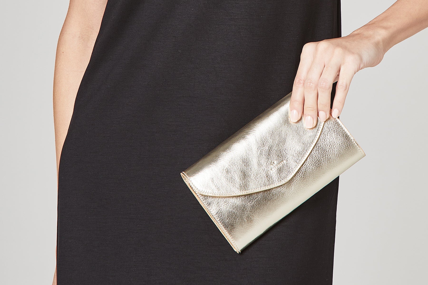 Clutch & Crossbodybag aus laminiertem Naturleder in Platingold Taschen Clutches Il Bisonte