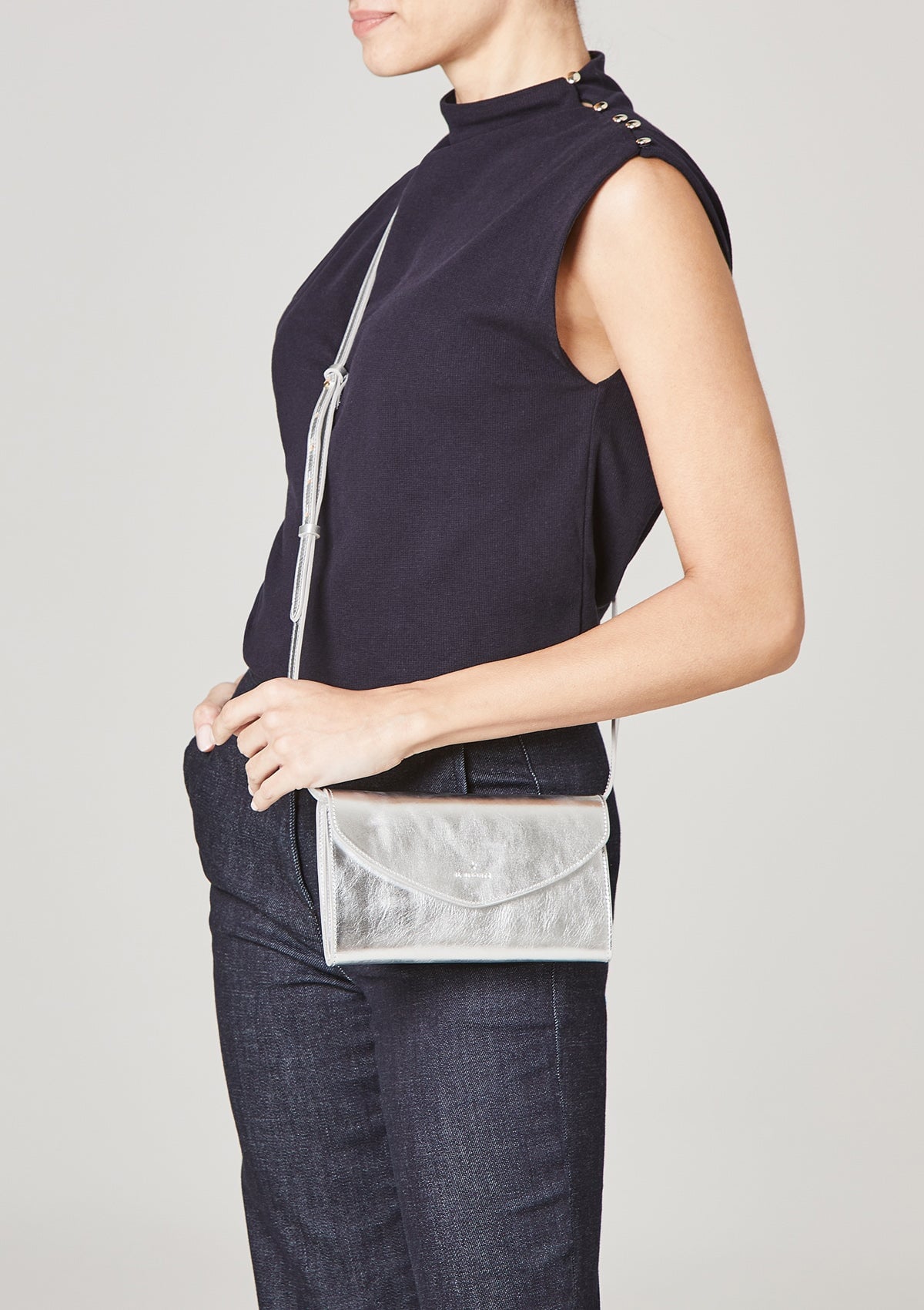 Clutch & Crossbodybag aus laminiertem Naturleder in Silber Taschen Clutches Il Bisonte
