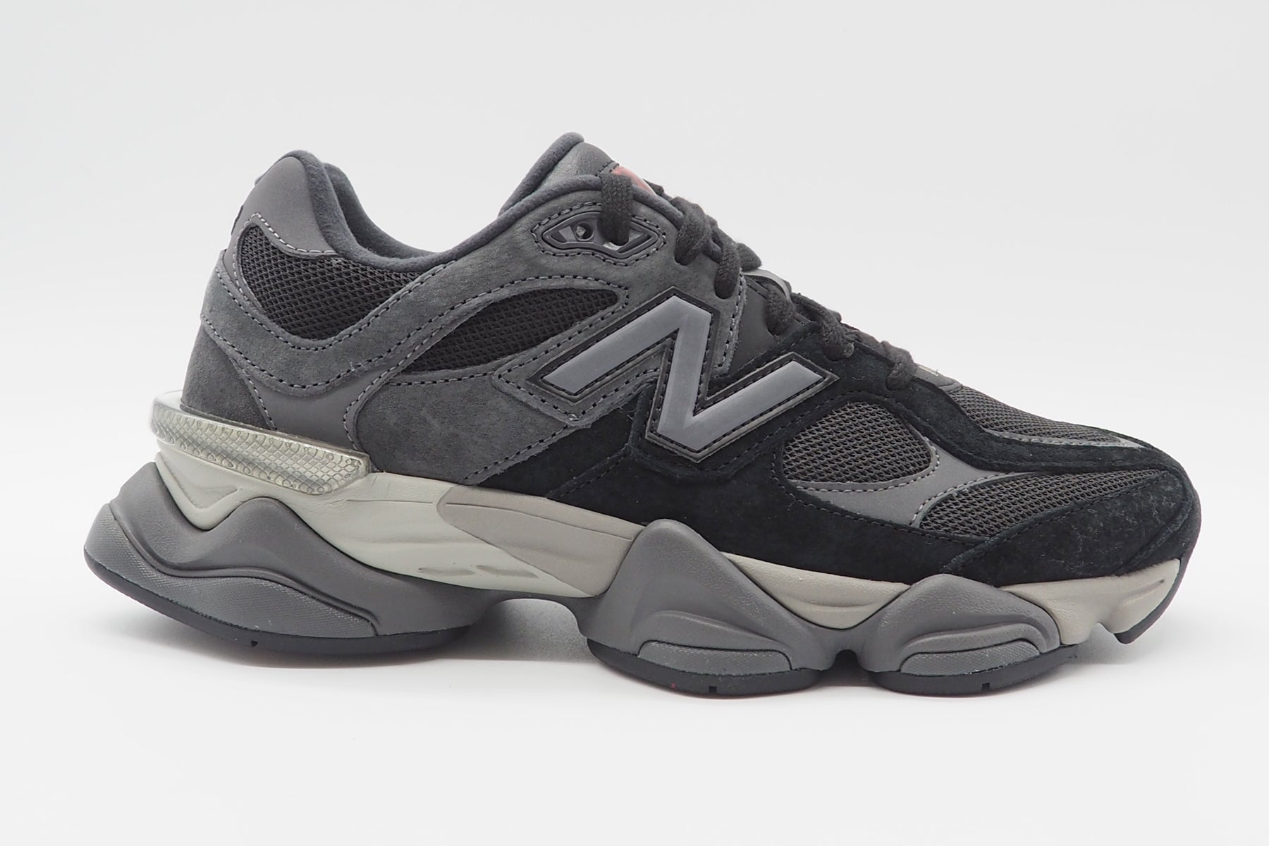 Coole Damen Sneaker U9060BLK aus Veloursleder & Mesh in Schwarz Damen Sneaker New Balance