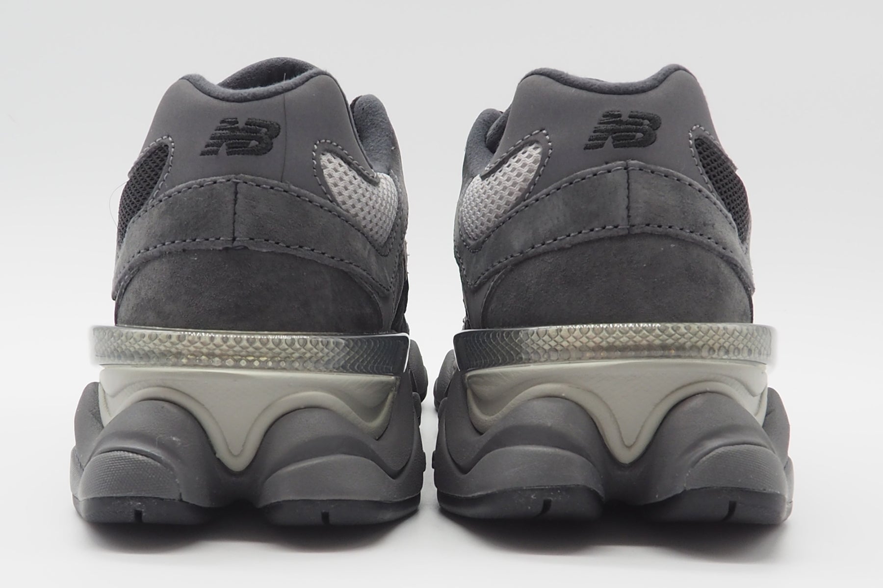 Coole Damen Sneaker U9060BLK aus Veloursleder & Mesh in Schwarz Damen Sneaker New Balance