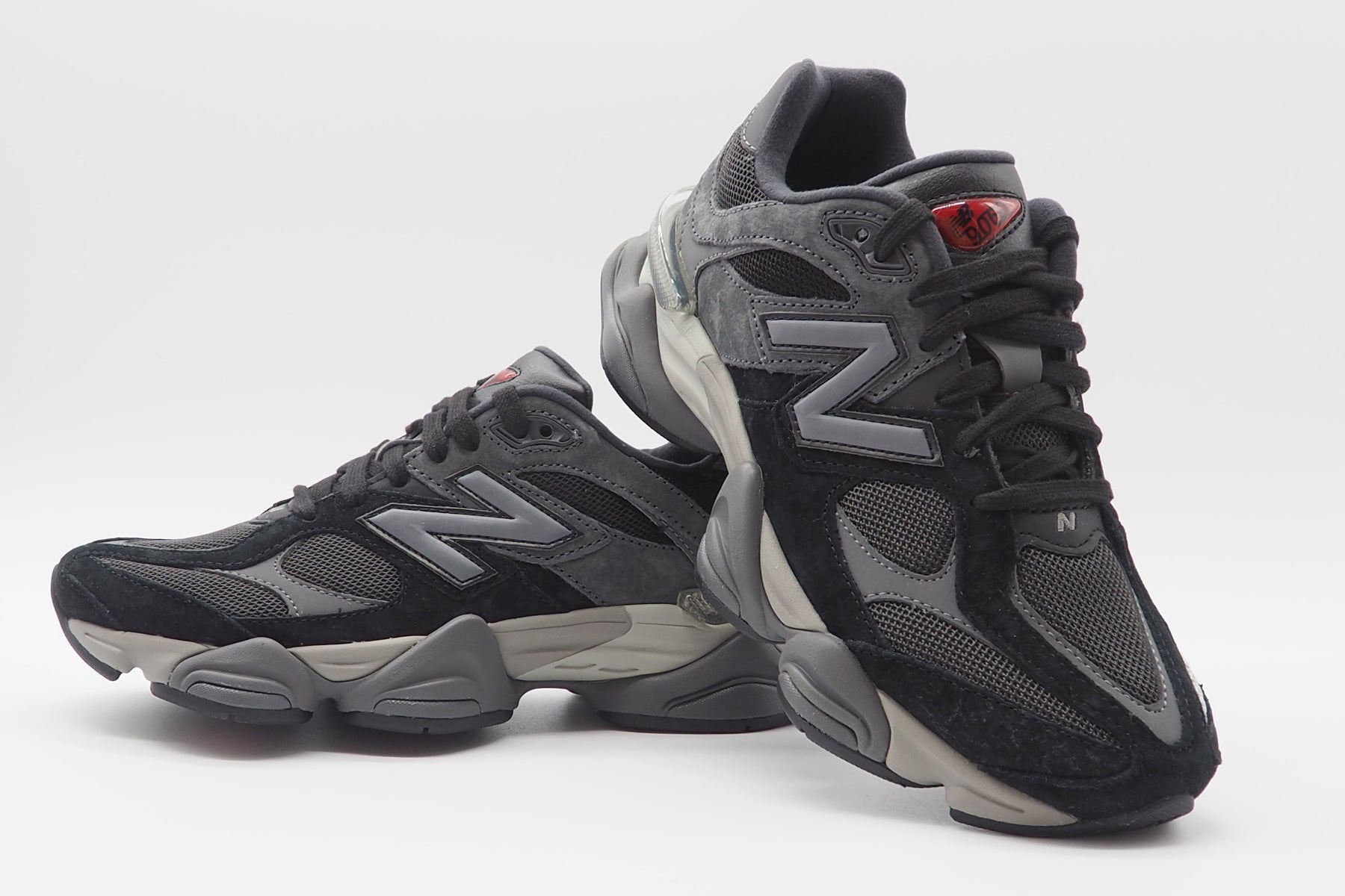 Coole Damen Sneaker U9060BLK aus Veloursleder & Mesh in Schwarz Damen Sneaker New Balance