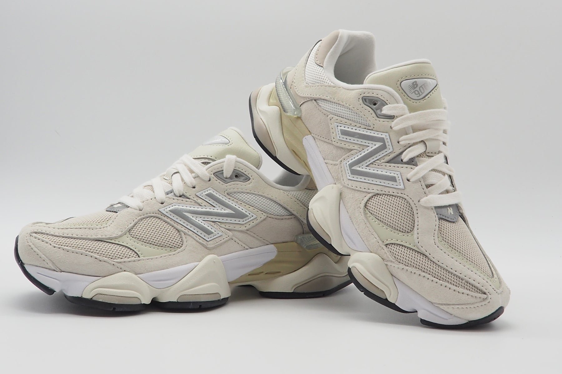 Coole Damen Sneaker U9060WHT aus Veloursleder & Mesh in Creme Damen Sneaker New Balance