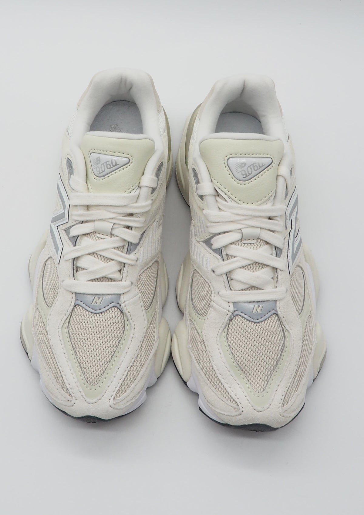 Coole Damen Sneaker U9060WHT aus Veloursleder & Mesh in Creme Damen Sneaker New Balance