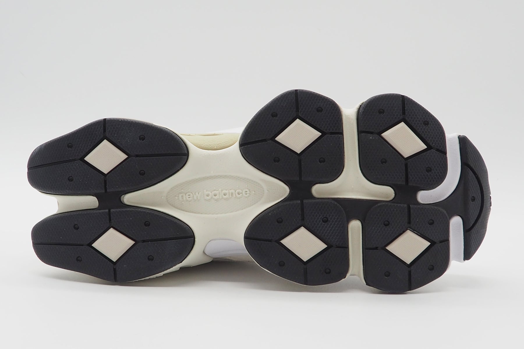 Coole Damen Sneaker U9060WHT aus Veloursleder & Mesh in Creme Damen Sneaker New Balance