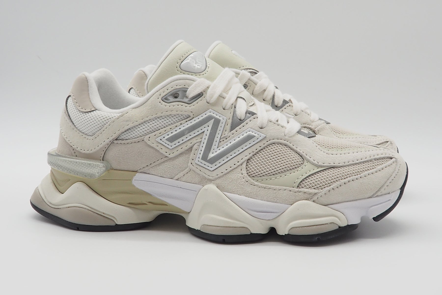 Coole Damen Sneaker U9060WHT aus Veloursleder & Mesh in Creme Damen Sneaker New Balance