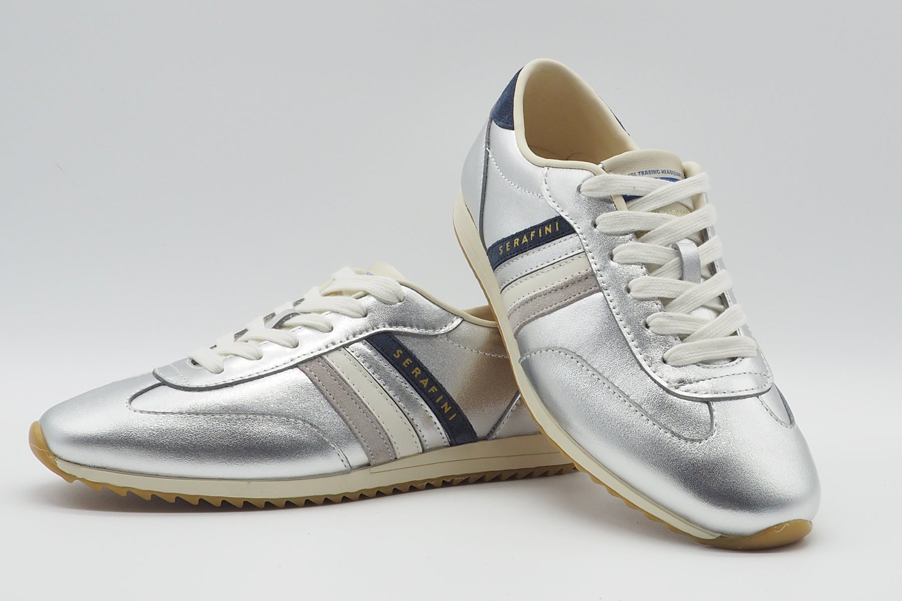 Cooler Damen Sneaker im Retrostil aus Leder in Silber mit Streifen Damen Sneaker Serafini