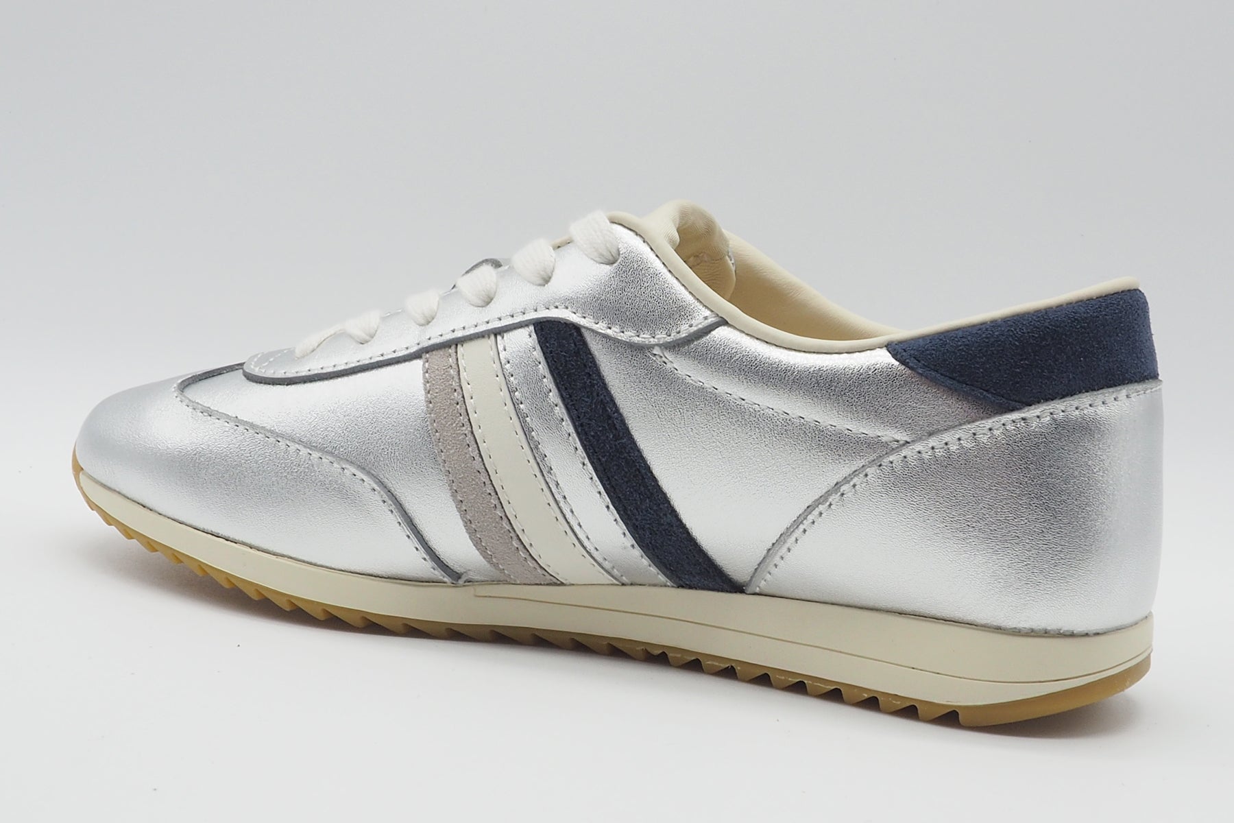 Cooler Damen Sneaker im Retrostil aus Leder in Silber mit Streifen Damen Sneaker Serafini