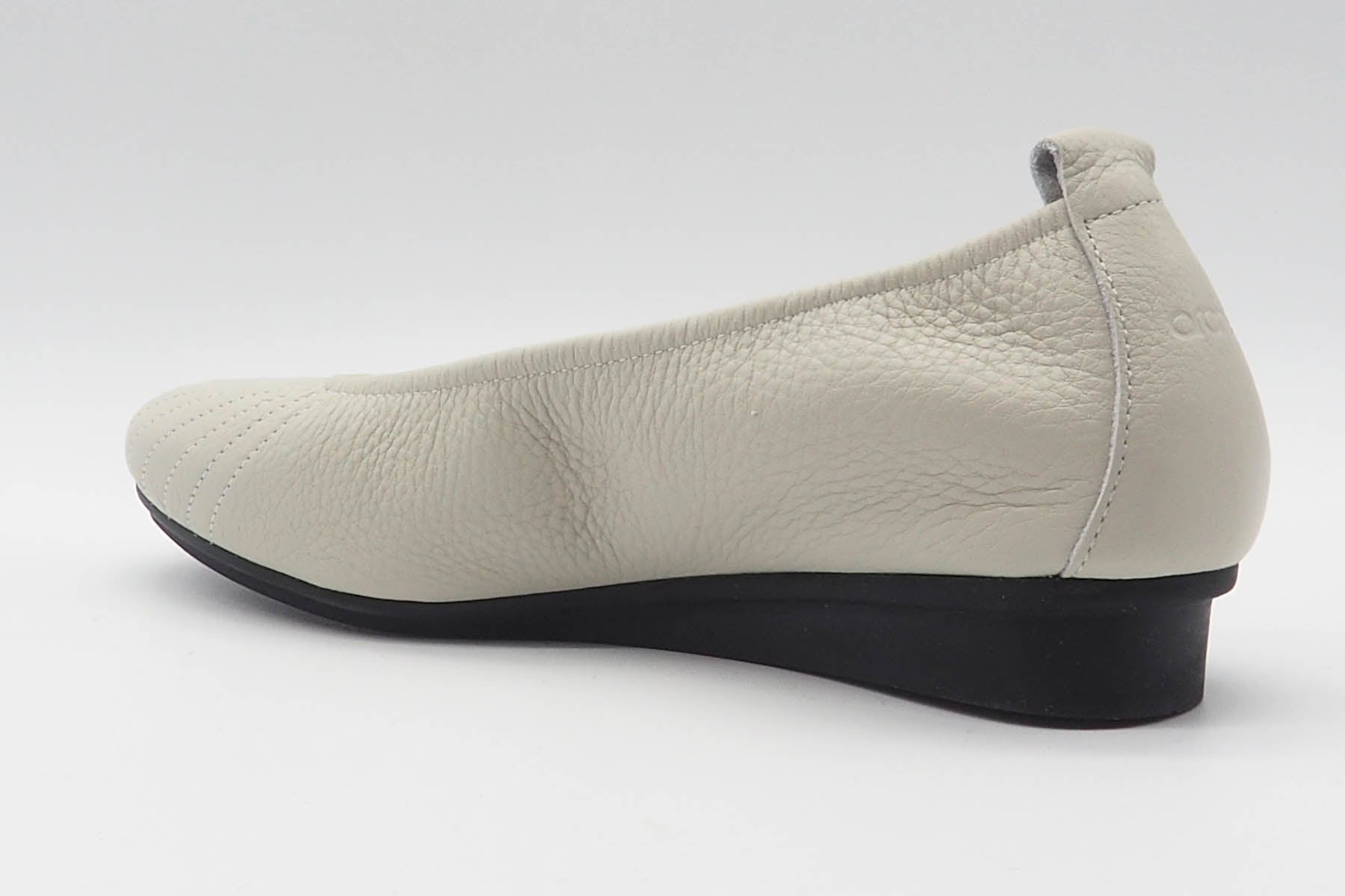 Damen Ballerina aus Nubukleder in Offwhite mit Naturkautschuksohle - Nikako Damen Ballerinas Arche