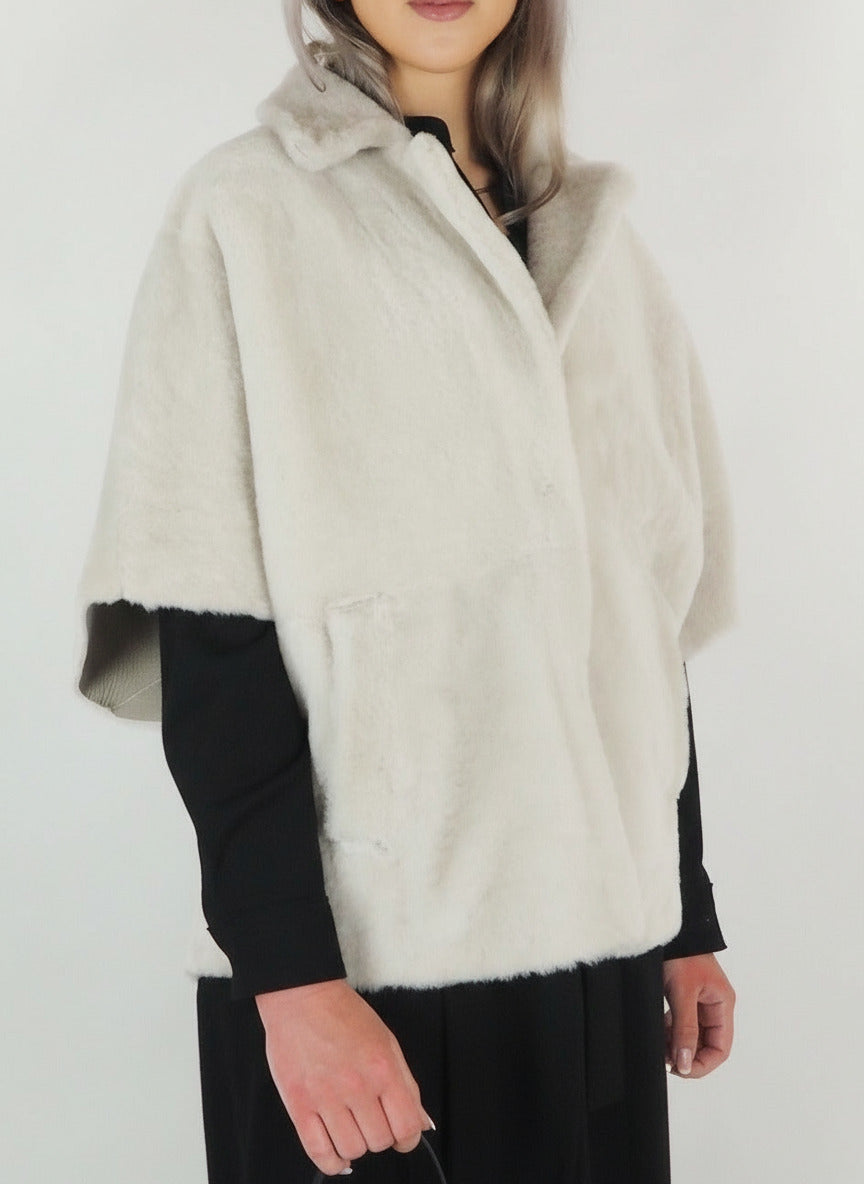 Damen Cape-Jacke mit Dreiviertel-Ärmeln aus Lammfell in Perle - Sandras Damen Jacke Benedetta Novi