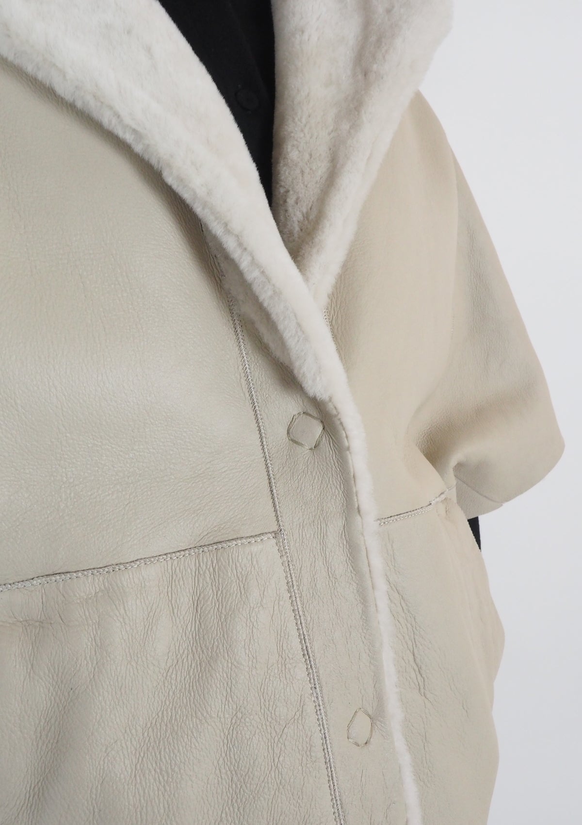 Damen Cape-Jacke mit Dreiviertel-Ärmeln aus Lammfell in Perle - Sandras Damen Jacke Benedetta Novi