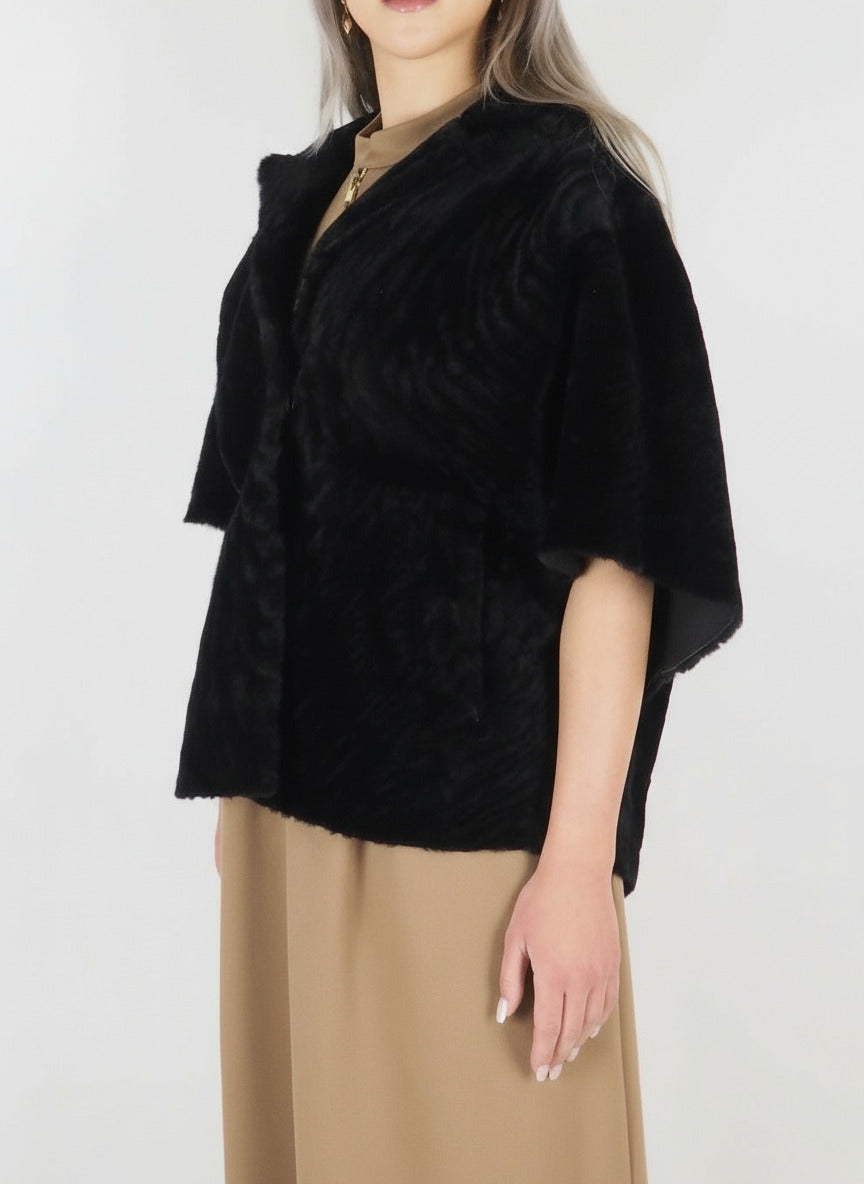 Damen Cape-Jacke mit Dreiviertel-Ärmeln aus Lammfell in Schwarz - Sandras Damen Jacke Benedetta Novi