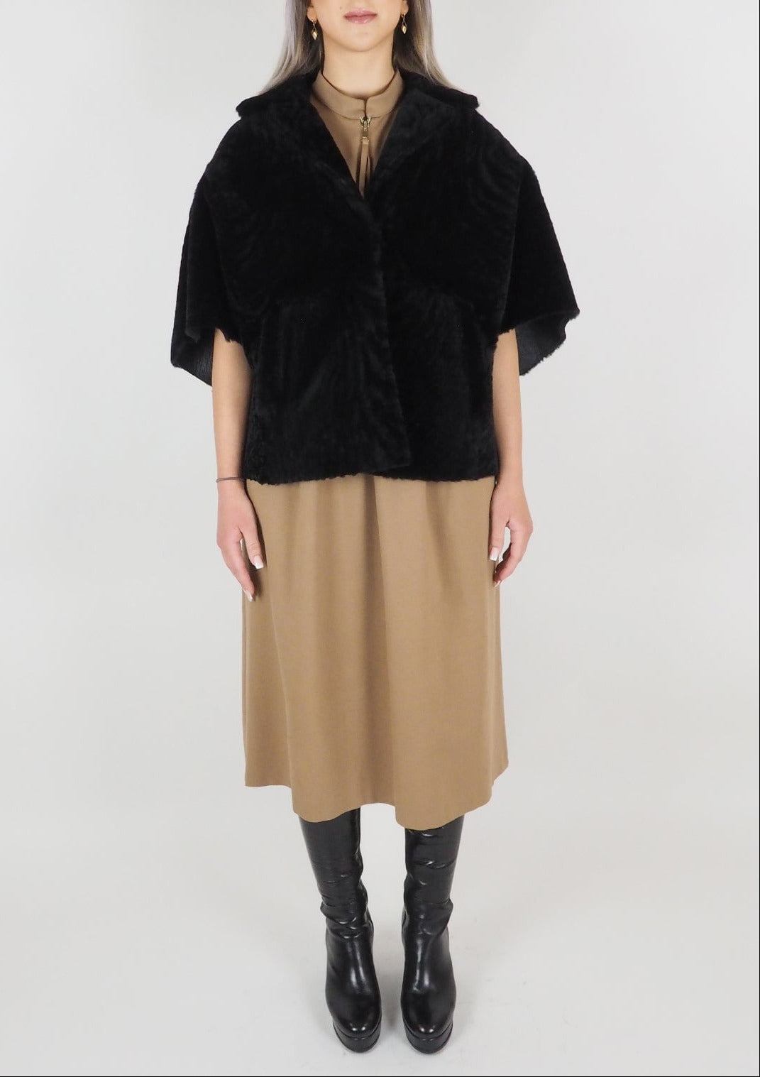 Damen Cape-Jacke mit Dreiviertel-Ärmeln aus Lammfell in Schwarz - Sandras Damen Jacke Benedetta Novi