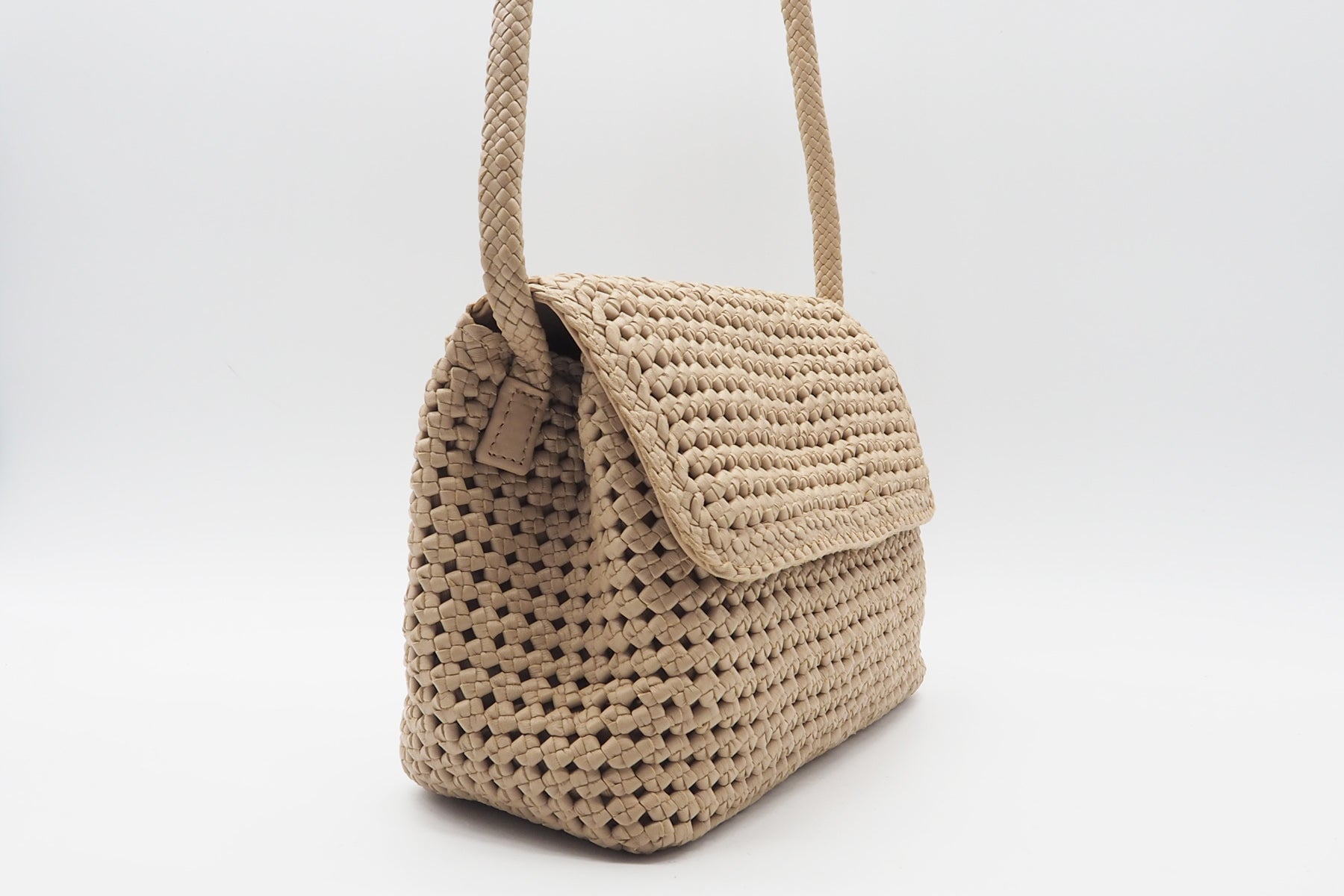 Damen Crossbody aus gewebten Leder in Nude - Caroline Flower Nude Taschen Crossbody & Schultertasche Allan K