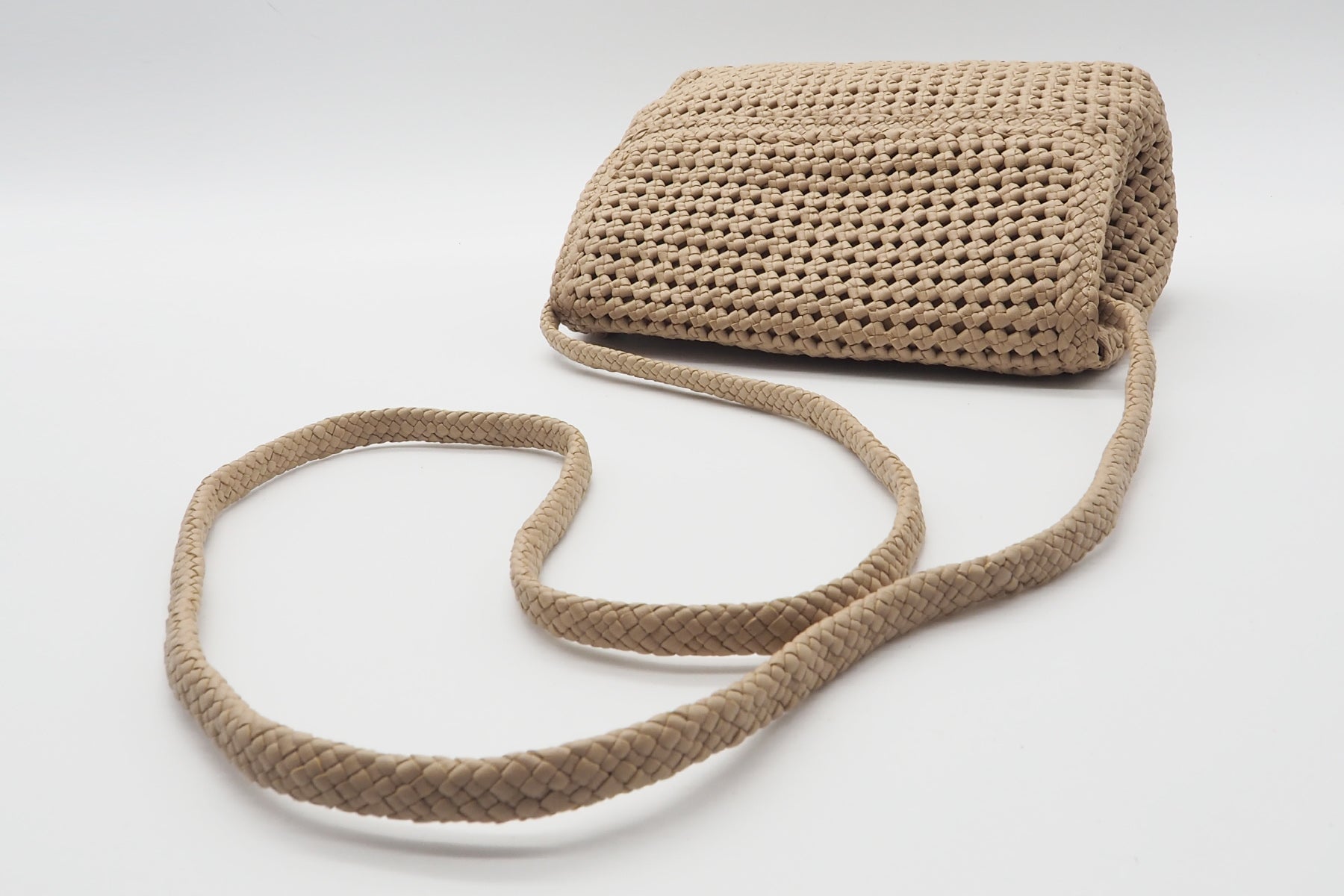 Damen Crossbody aus gewebten Leder in Nude - Caroline Flower Nude Taschen Crossbody & Schultertasche Allan K