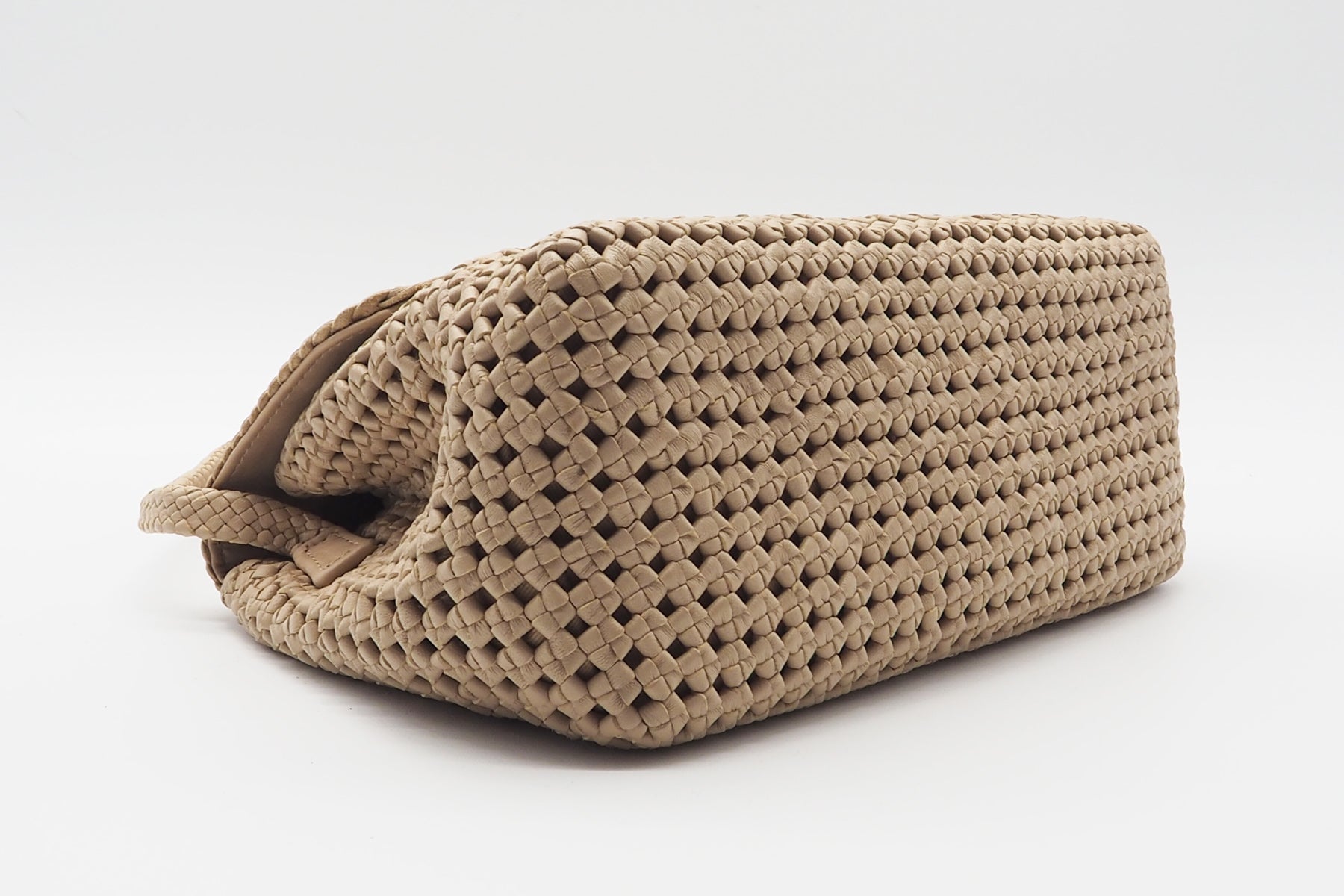 Damen Crossbody aus gewebten Leder in Nude - Caroline Flower Nude Taschen Crossbody & Schultertasche Allan K