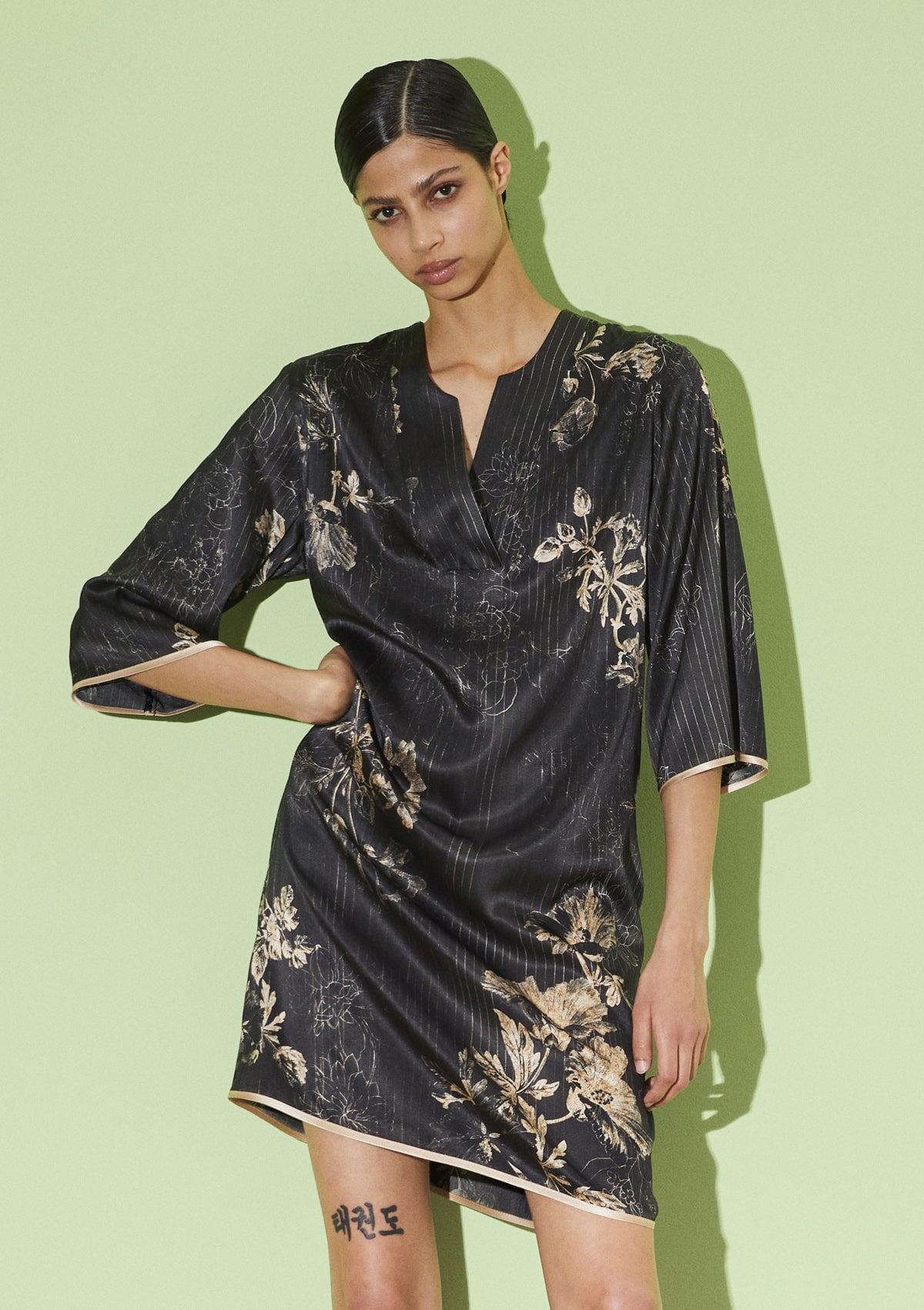 Damen Hemdblusenkleid aus Seide mit Blütendruck in Schwarz & Creme Damen Kleid Shirtaporter