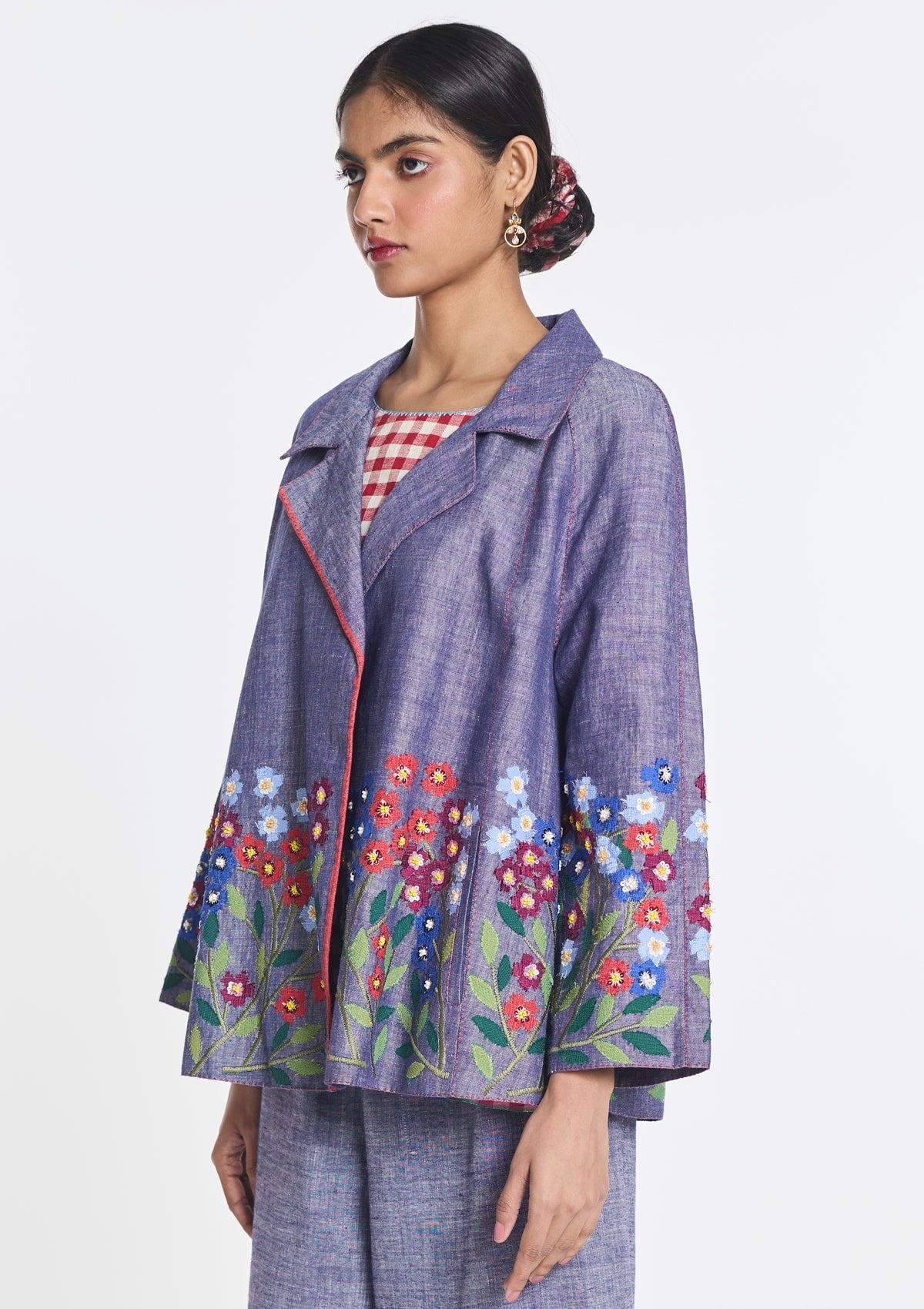 Damen Jacke aus Baumwolle & Leinen in Blau mit handgestickten Blüten Damen Jacke Payal Pratap