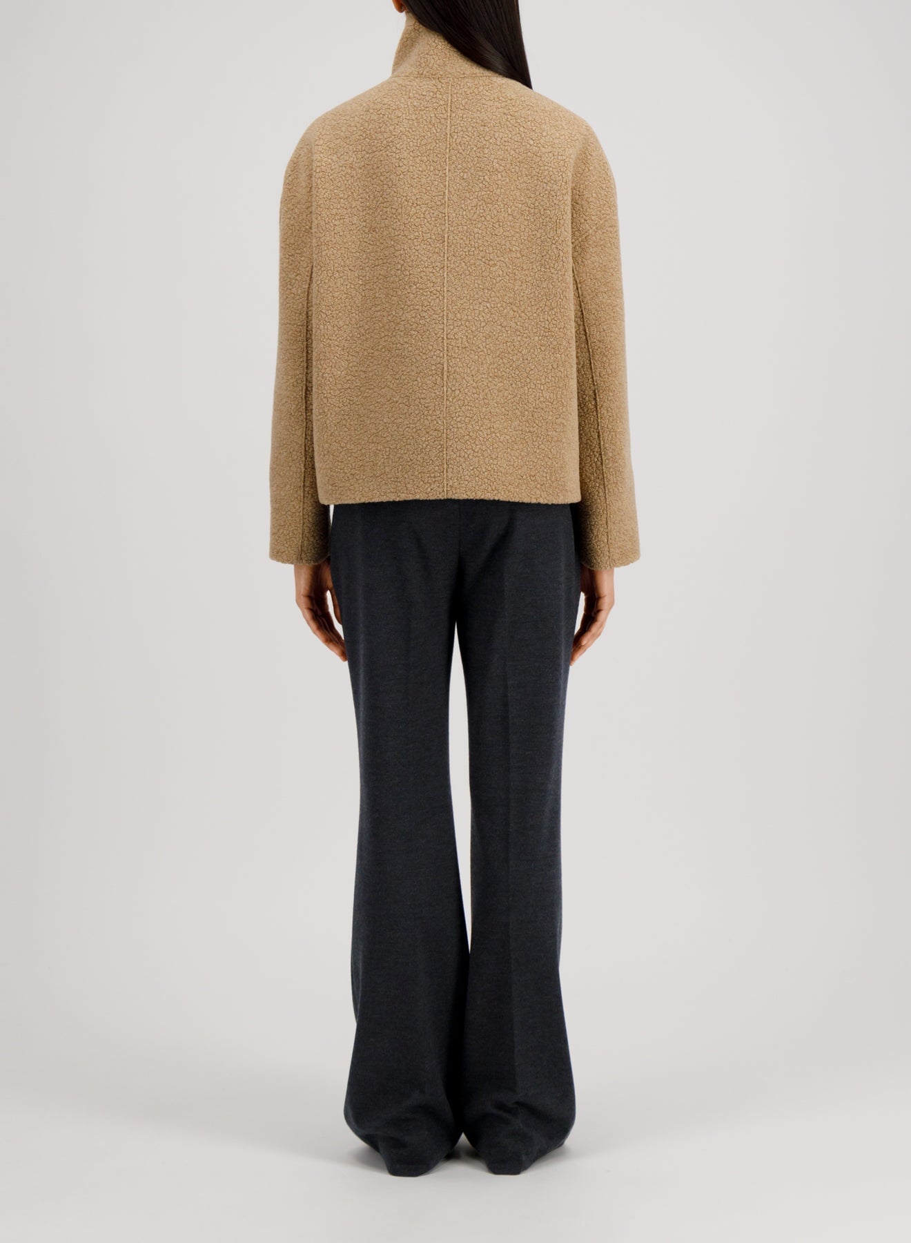 Damen Jacke mit Stehkragen in Bouclè aus Wolle in Beige Damen Jacke Harris Wharf London