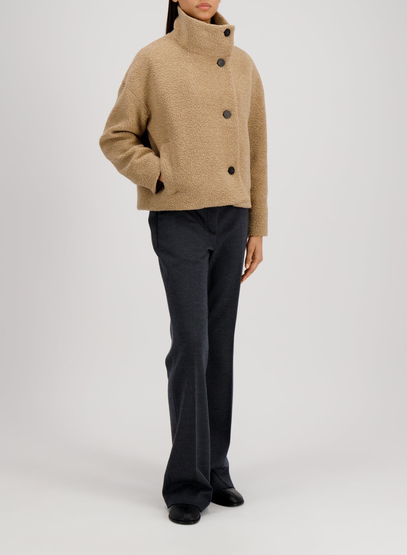 Damen Jacke mit Stehkragen in Bouclè aus Wolle in Beige Damen Jacke Harris Wharf London