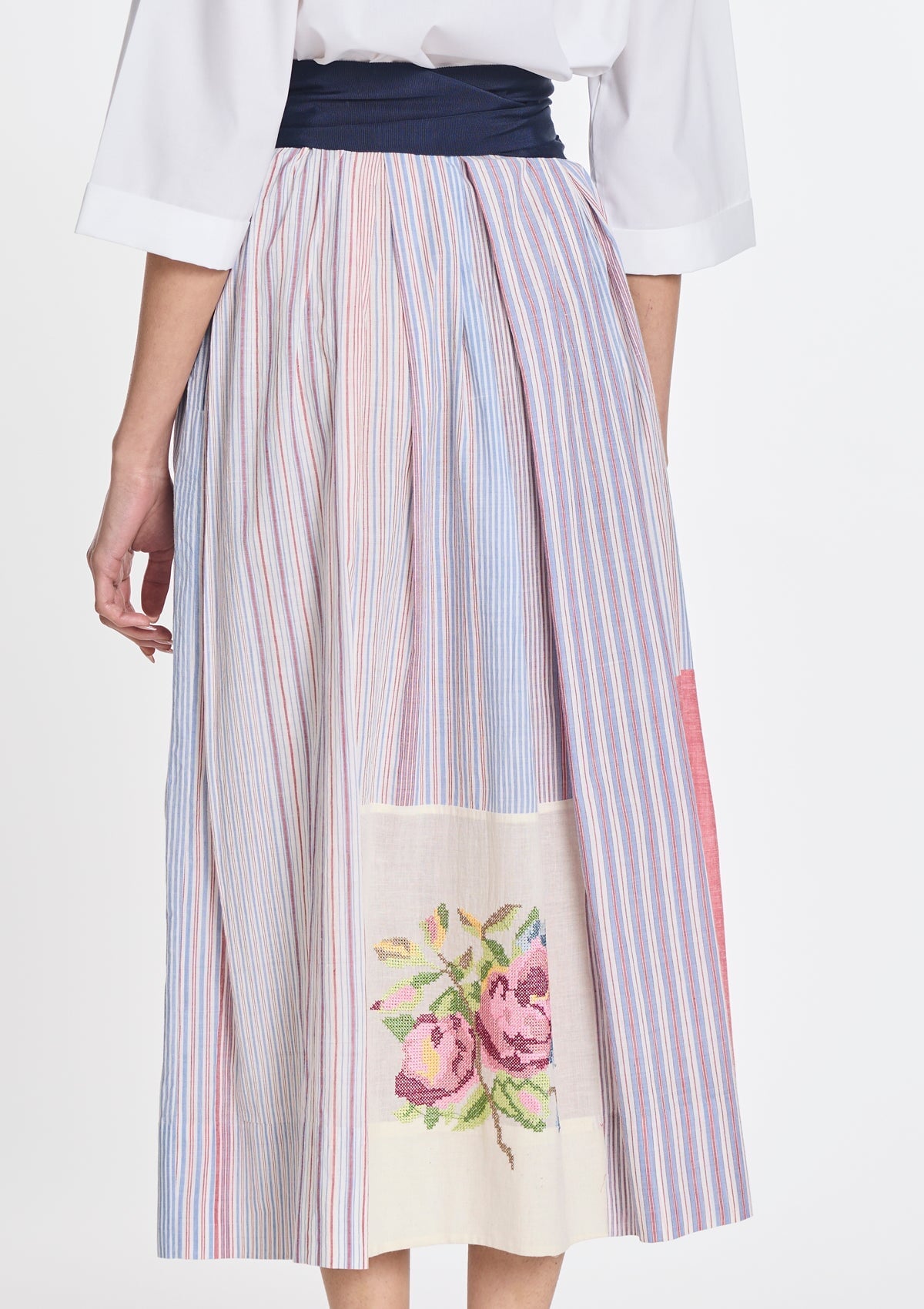 Damen Kleid aus Baumwollpopeline in Weiß mit Patchwork & gestickten Blüten Damen Kleid Payal Pratap