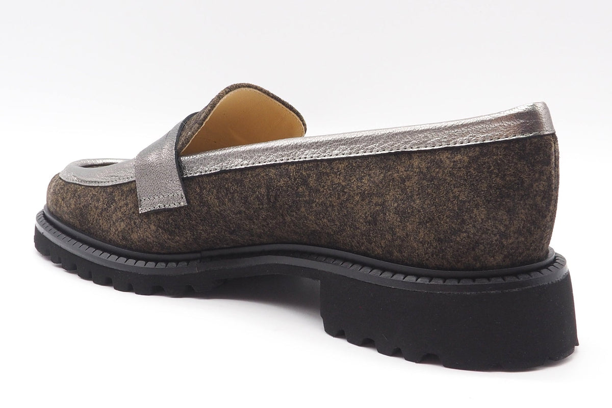 Damen Loafer aus geprätem Velourslederin Grautönen & Superleichtsohle Damen Loafers & Schnürer Brunate