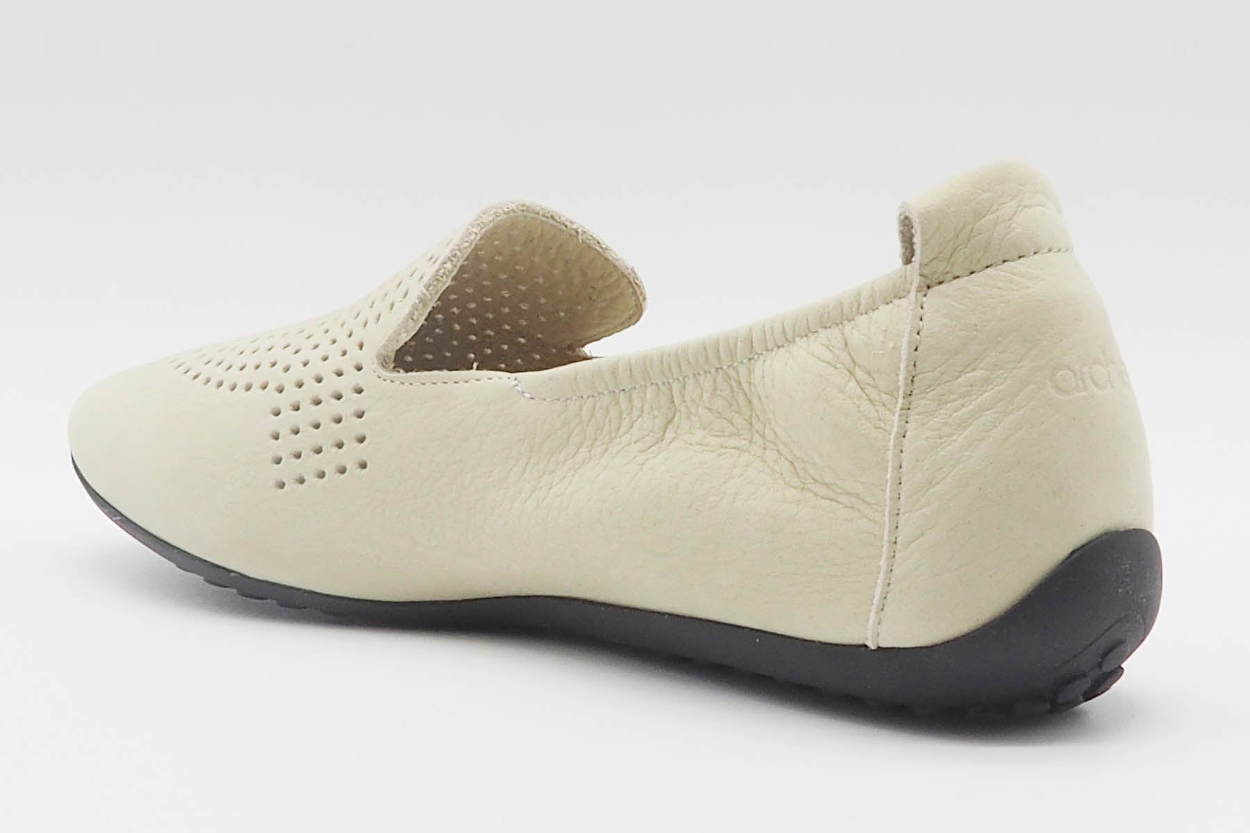 Damen Loafer aus softem Nubukleder in Creme - Fanhoo Damen Loafers & Schnürer Arche