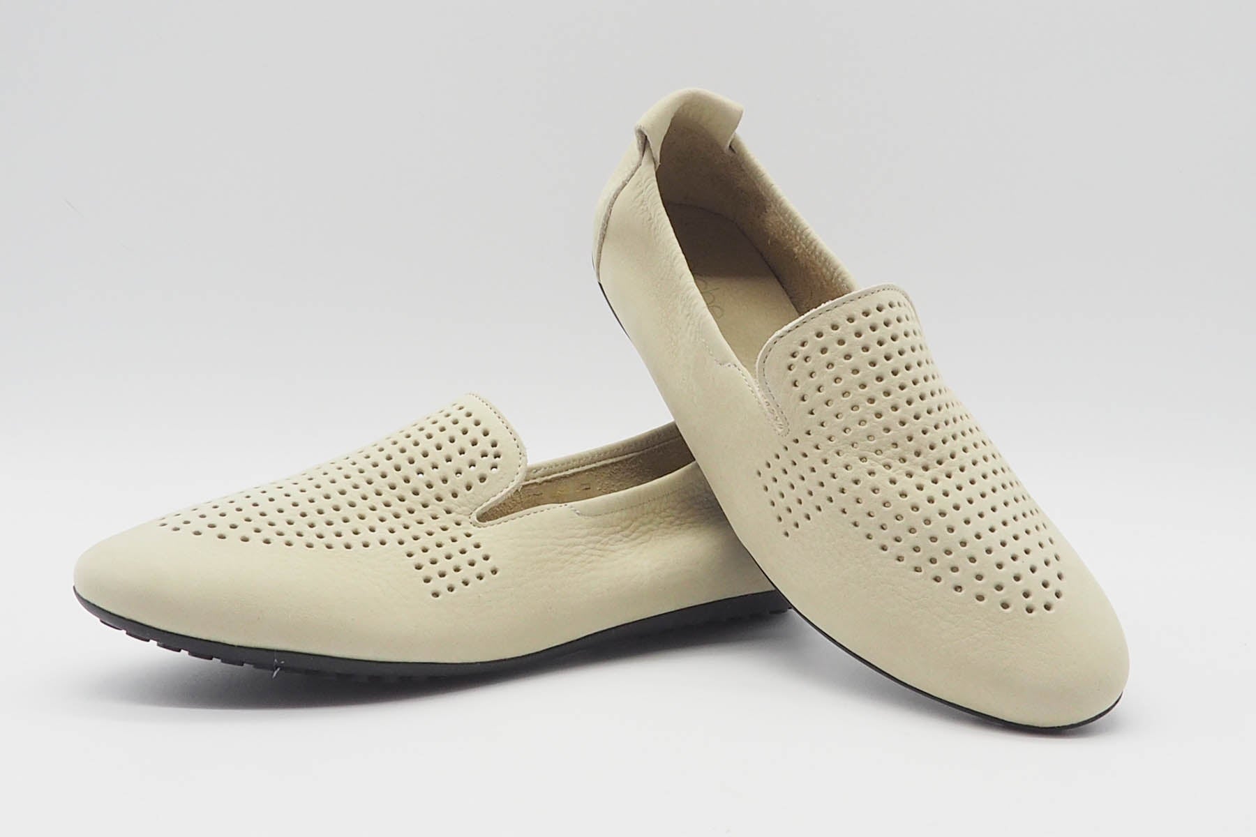 Damen Loafer aus softem Nubukleder in Creme - Fanhoo Damen Loafers & Schnürer Arche