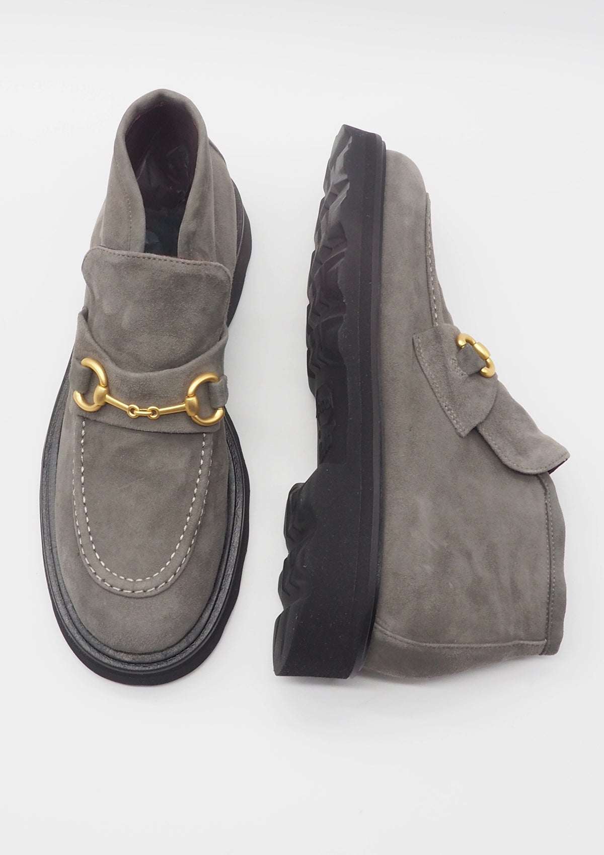 Damen Loafer-Stiefelette aus Velourleder in Grau mit goldener Trense Damen Stiefeletten Pomme D'or