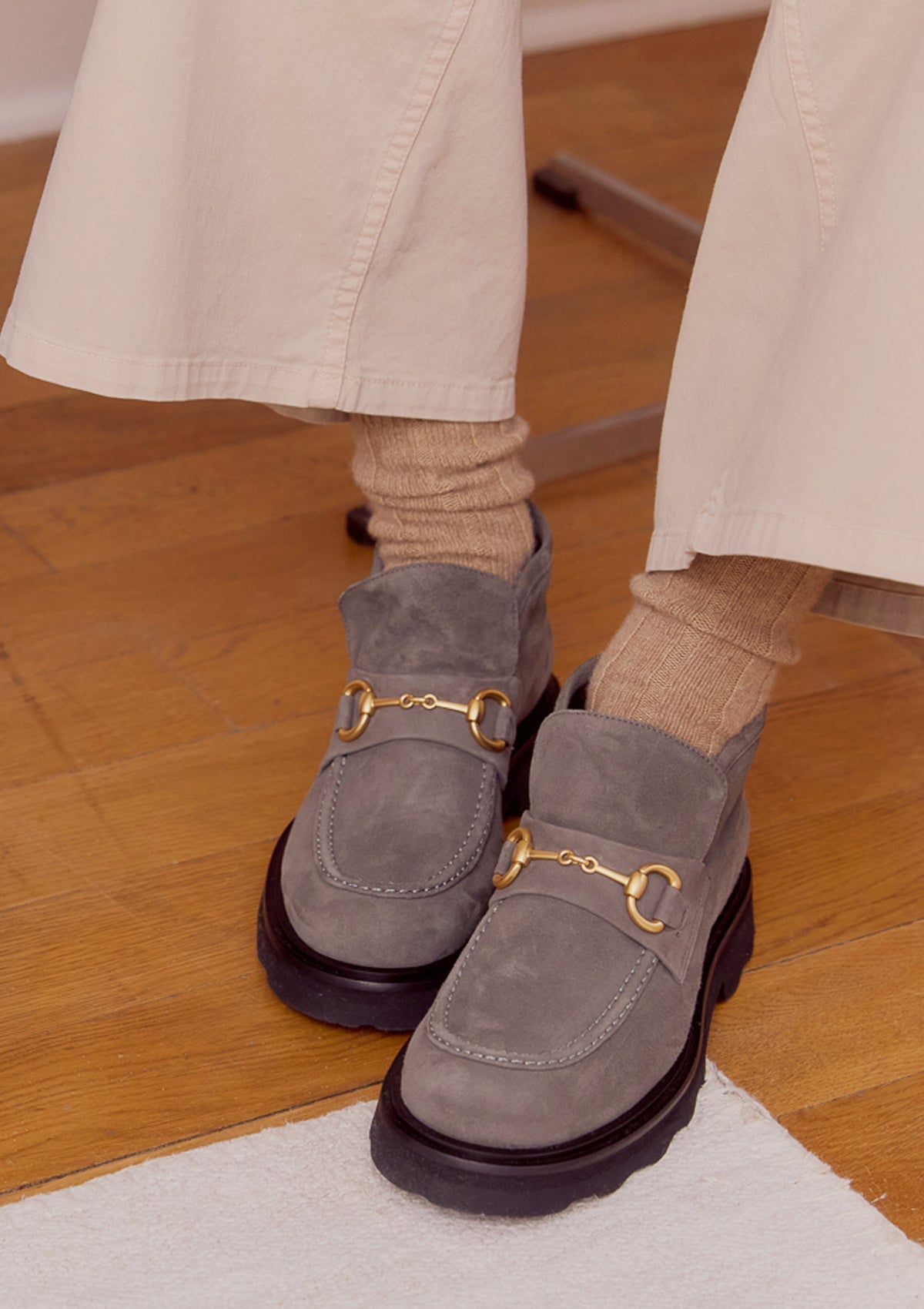 Damen Loafer-Stiefelette aus Velourleder in Grau mit goldener Trense Damen Stiefeletten Pomme D'or