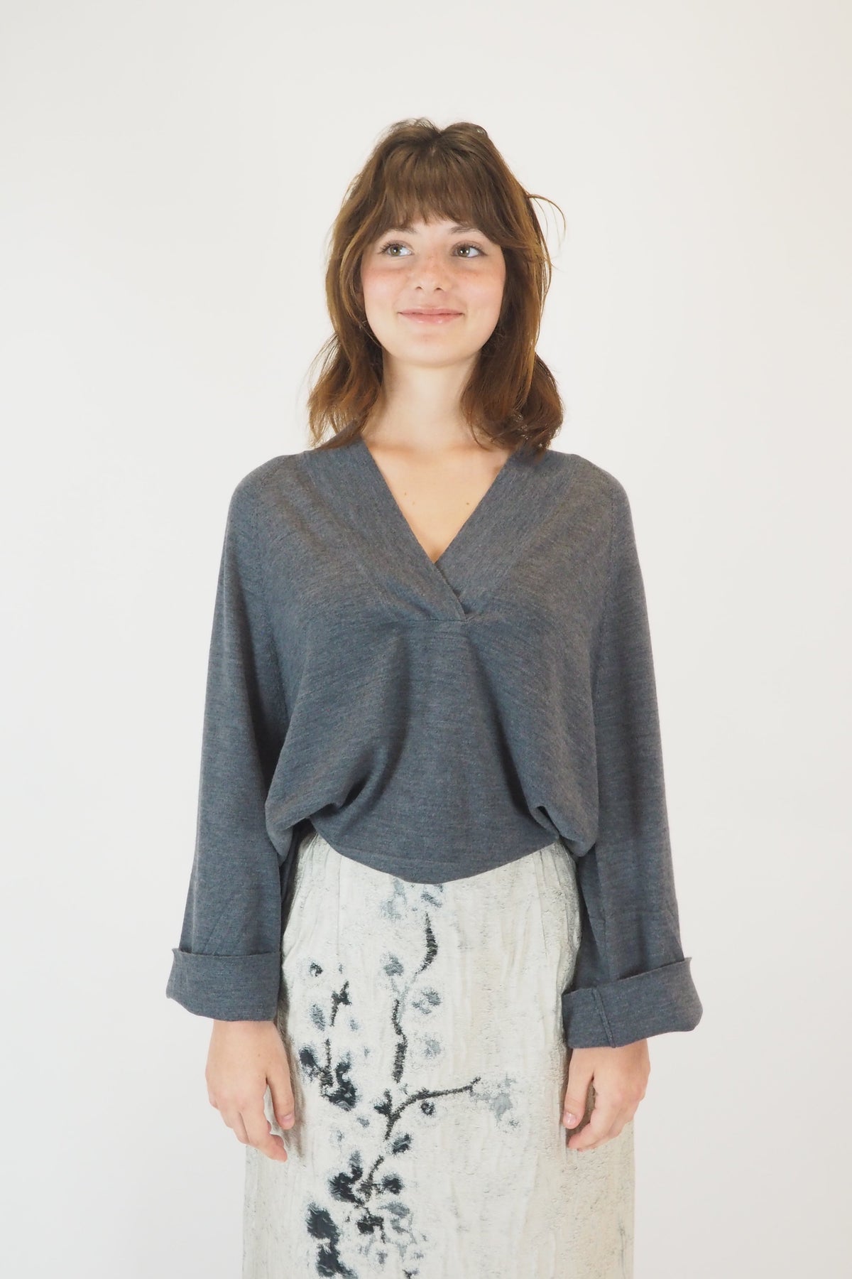 Damen Pullover mit V-Ausschnitt aus extra feiner Merino Wolle in Grau Damen Pullover Psophia