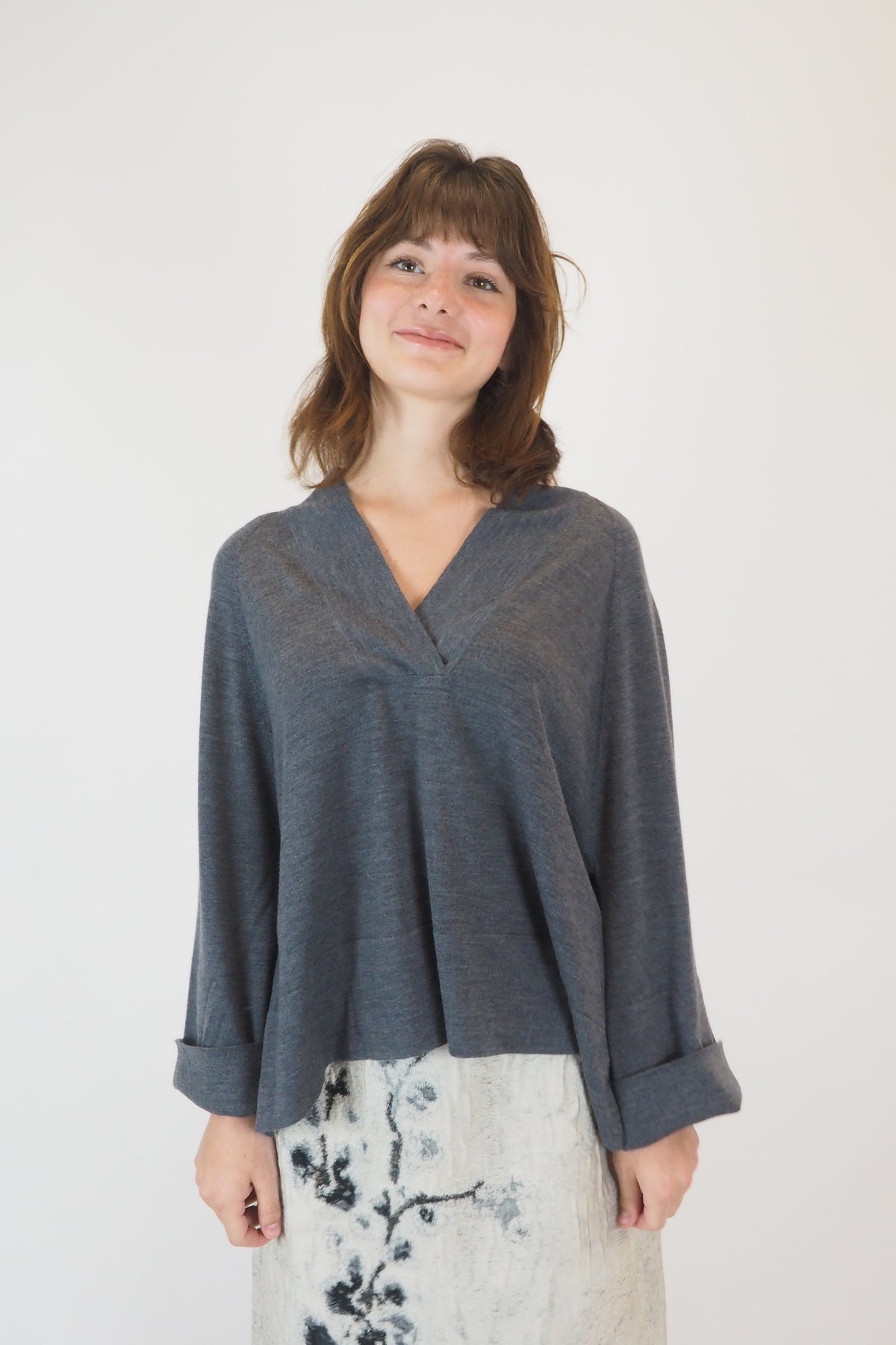 Damen Pullover mit V-Ausschnitt aus extra feiner Merino Wolle in Grau Damen Pullover Psophia