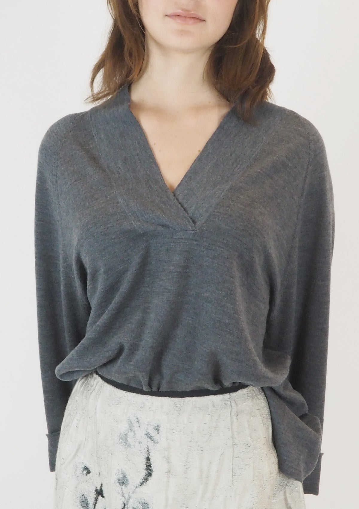 Damen Pullover mit V-Ausschnitt aus extra feiner Merino Wolle in Grau Damen Pullover Psophia