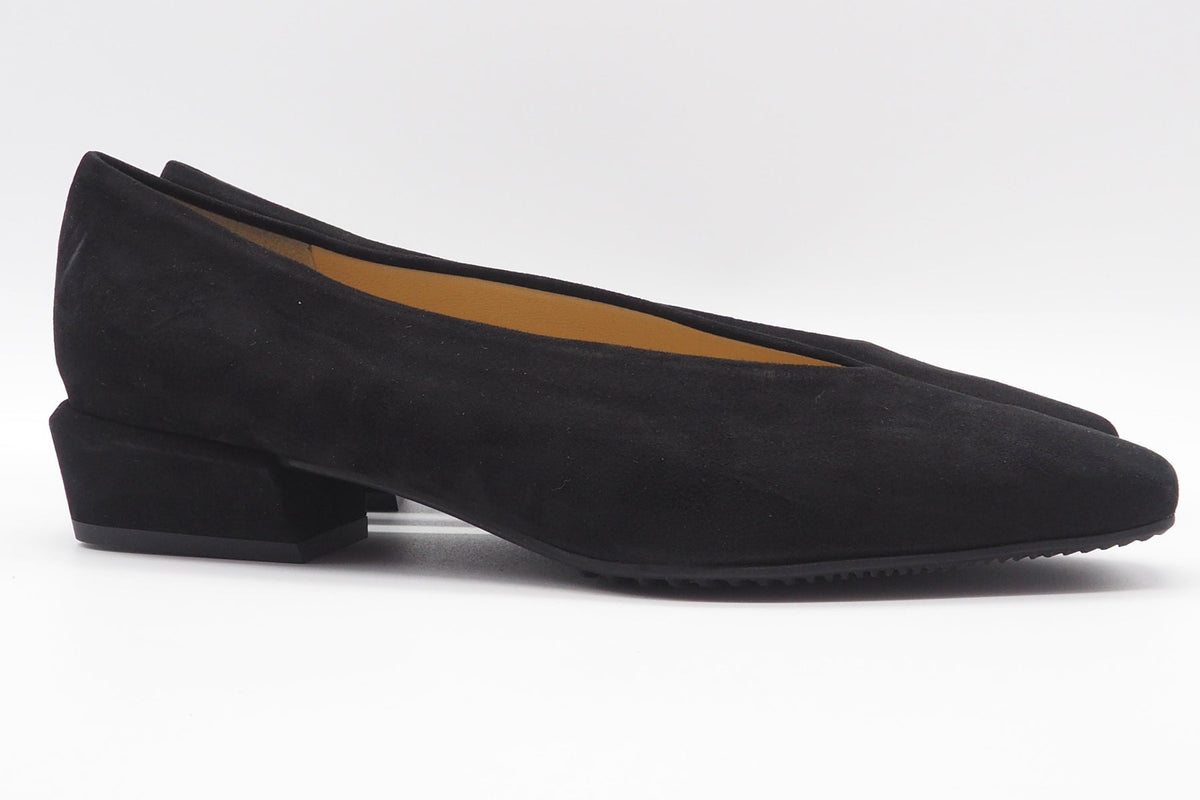 Damen Pumps aus Velours in Schwarz mit weicher Gummisohle Damen Pumps & Slings Brunate