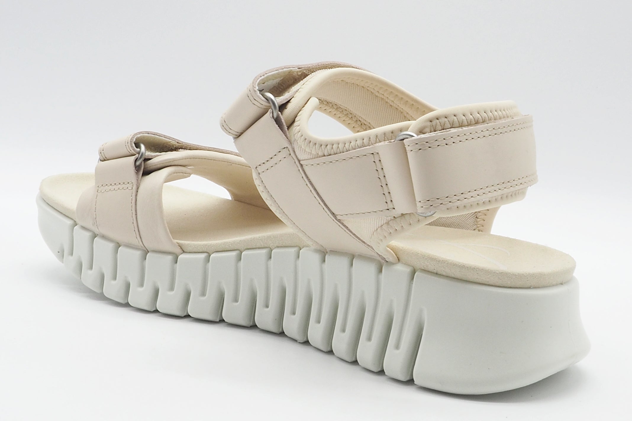 Damen Sandale aus Leder in Creme - mit sportiver Sohle - Gruuv Damen Sandalen Ecco
