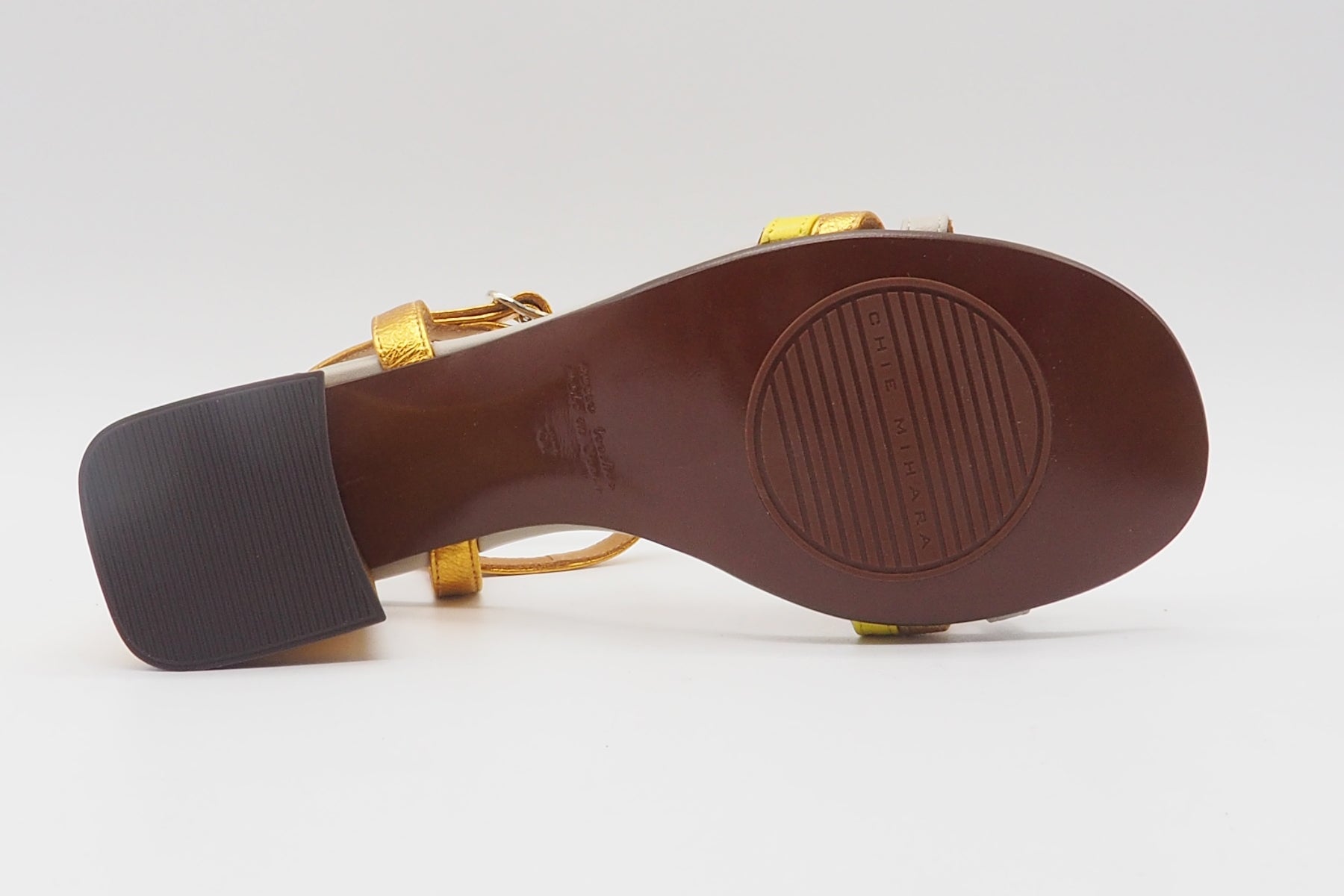 Damen Sandale mit T-Spange aus Leder in Gelb, Gold & Grau - Laluce Damen Sandalen Chie Mihara