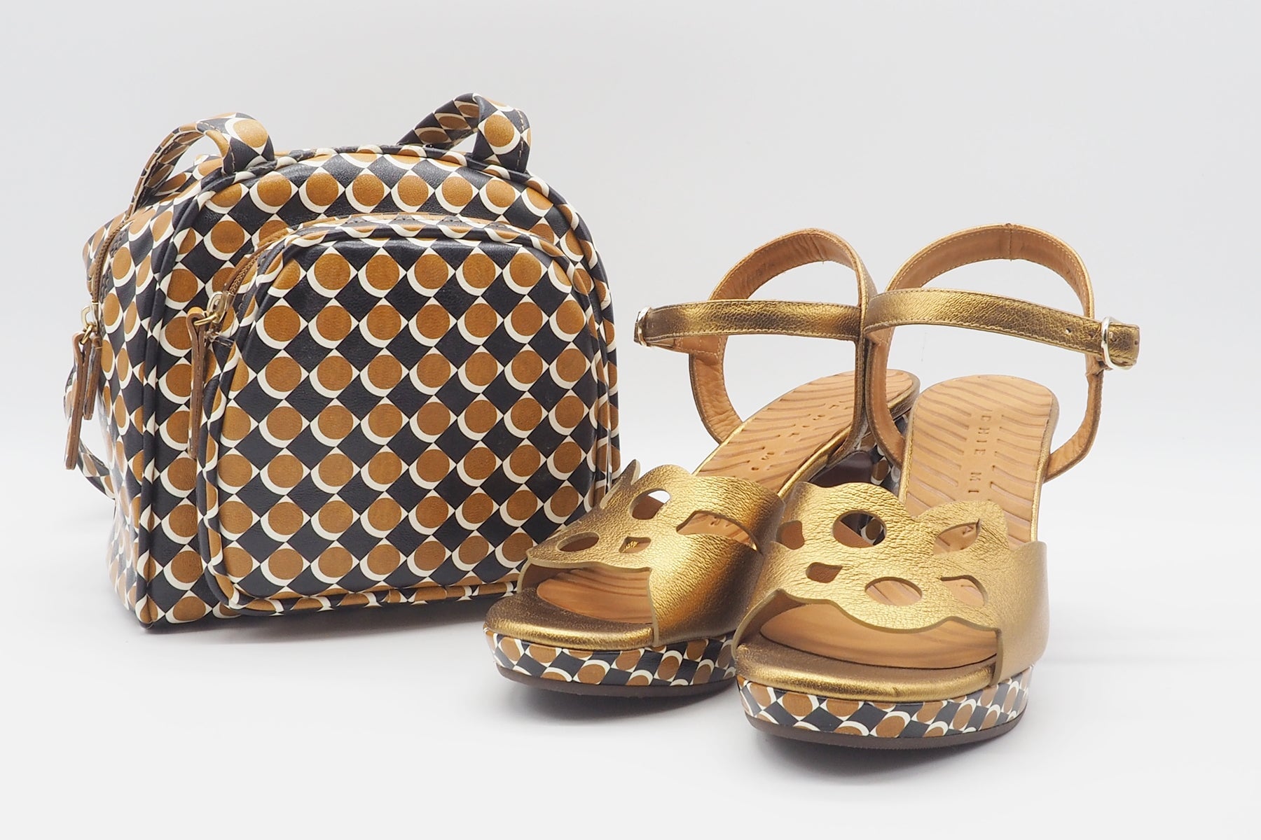 Damen Schultertasche aus grafisch bedrucktem Leder in Braun, Schwarz & Creme Taschen Crossbody & Schultertasche Chie Mihara